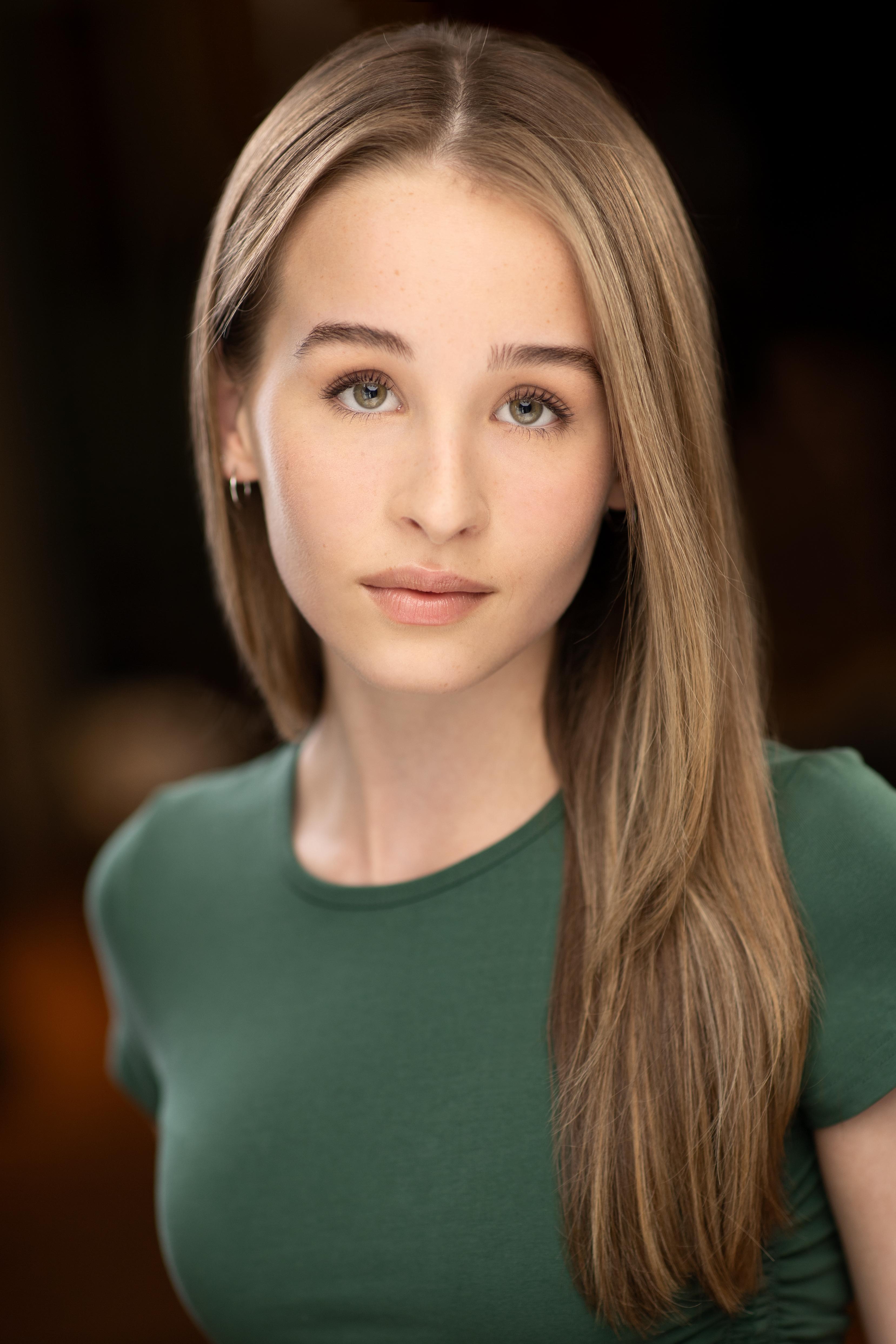 actor Chelsea Miller large photo