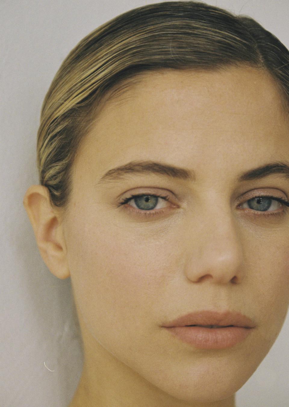 actor Justina Bustos large photo