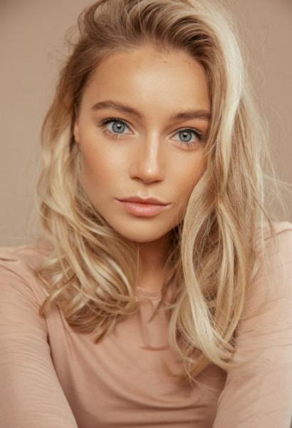 actor Arina Postnikova large photo