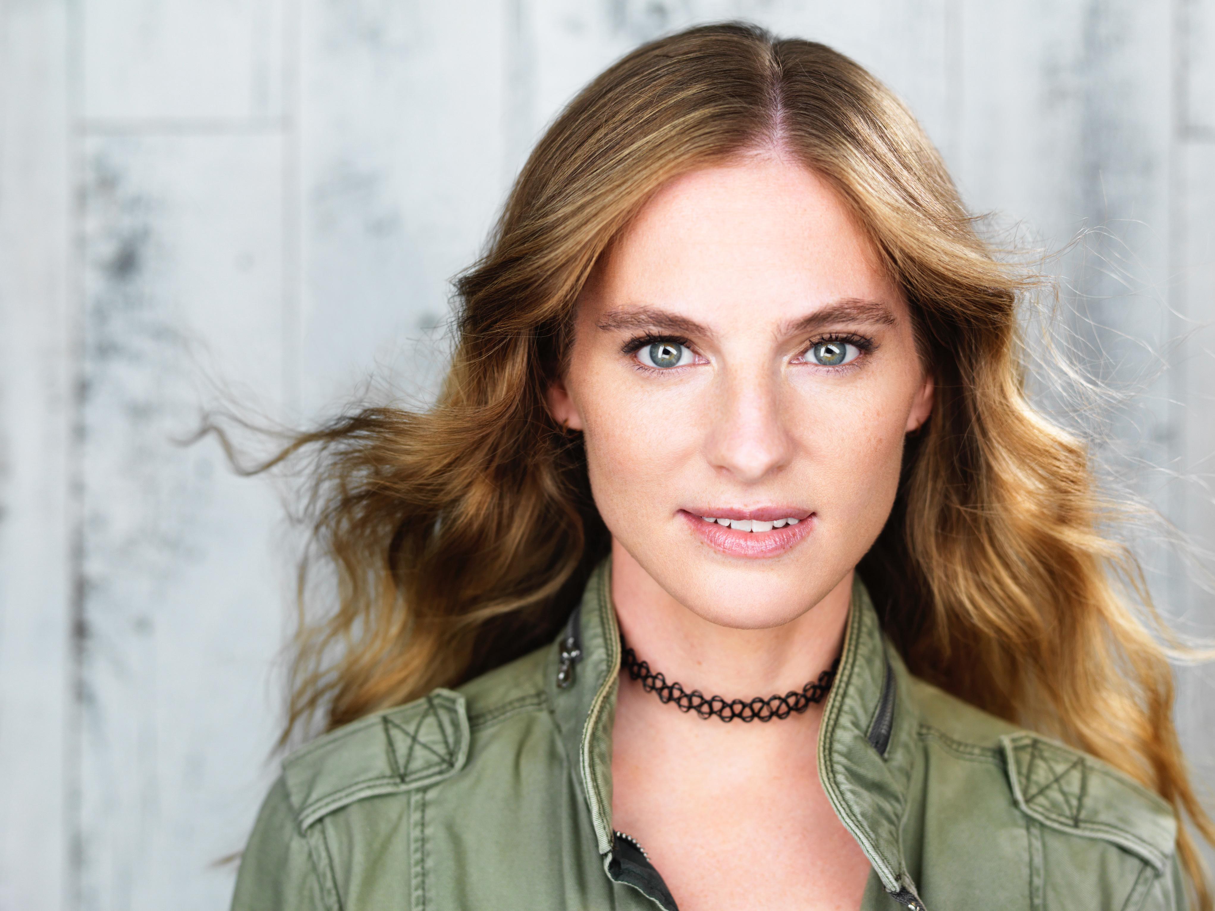 actor Ella Dershowitz large photo