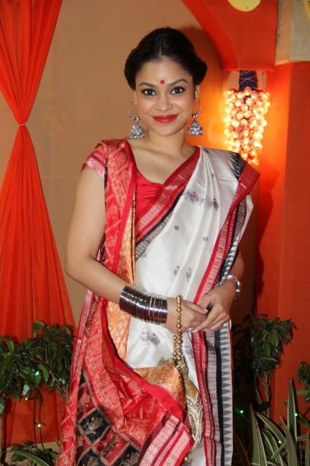 actor Sumona Chakravarti large photo