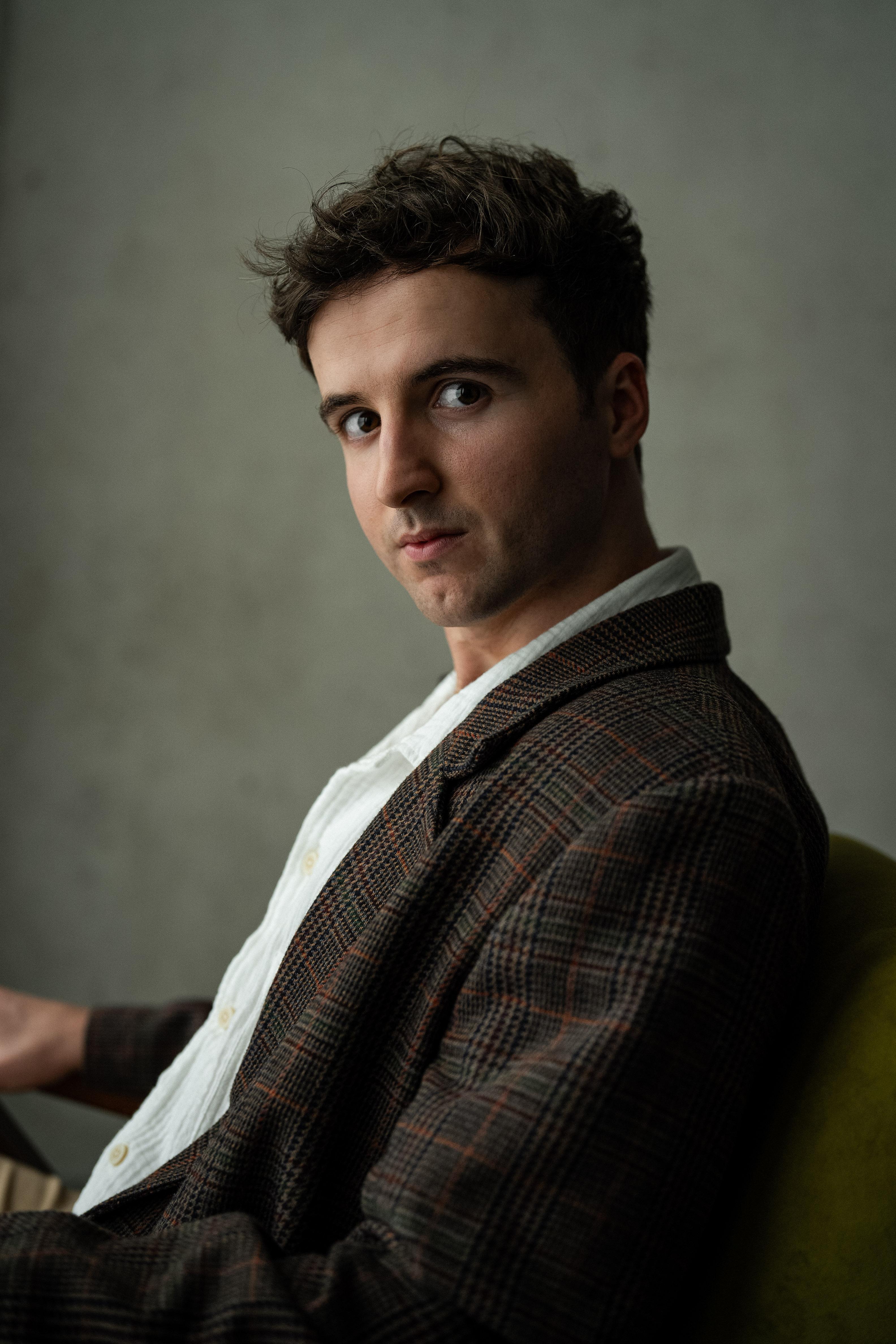 actor Piers Mackenzie large photo