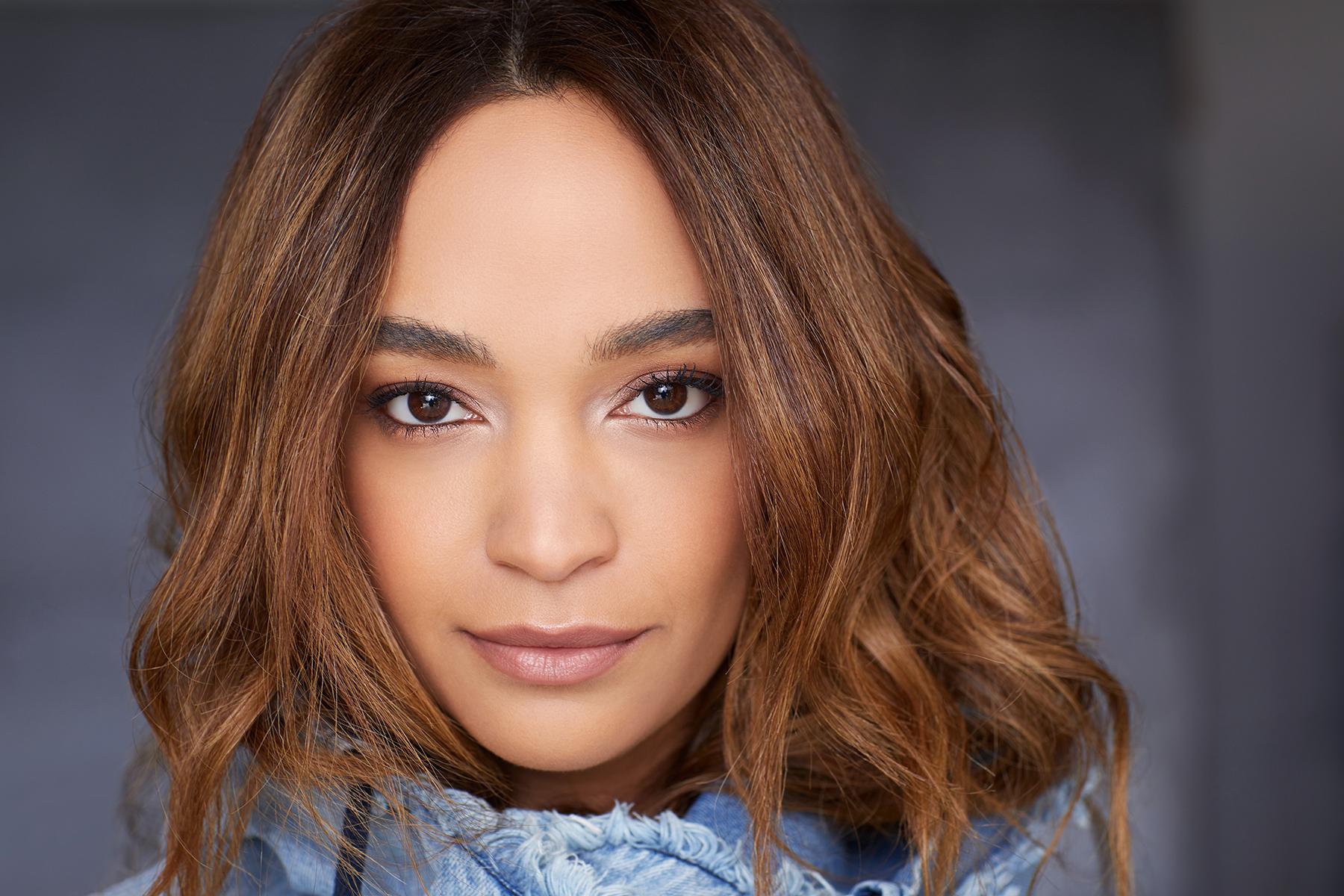 actor Justine Herron large photo