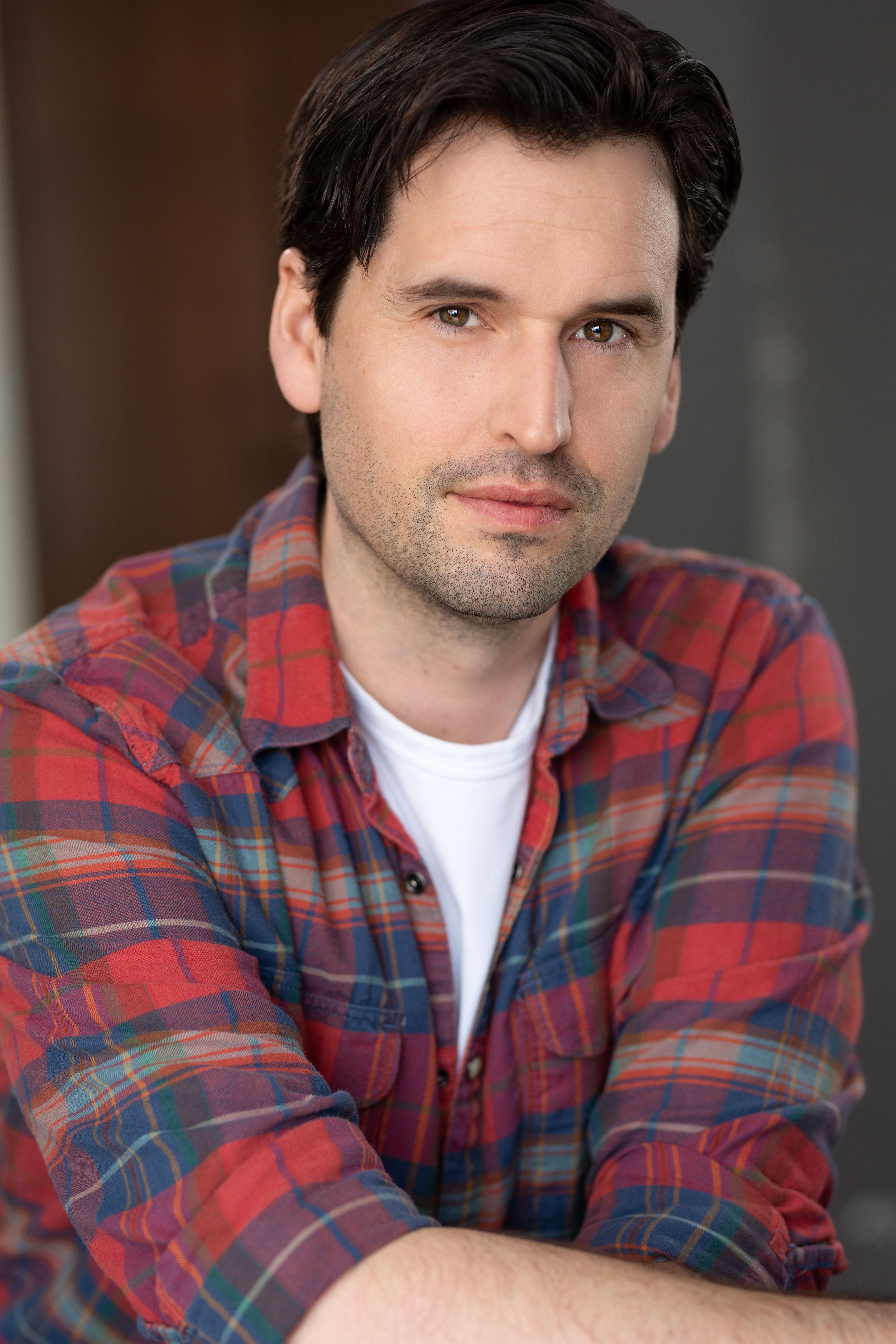 actor Matthew Graham large photo