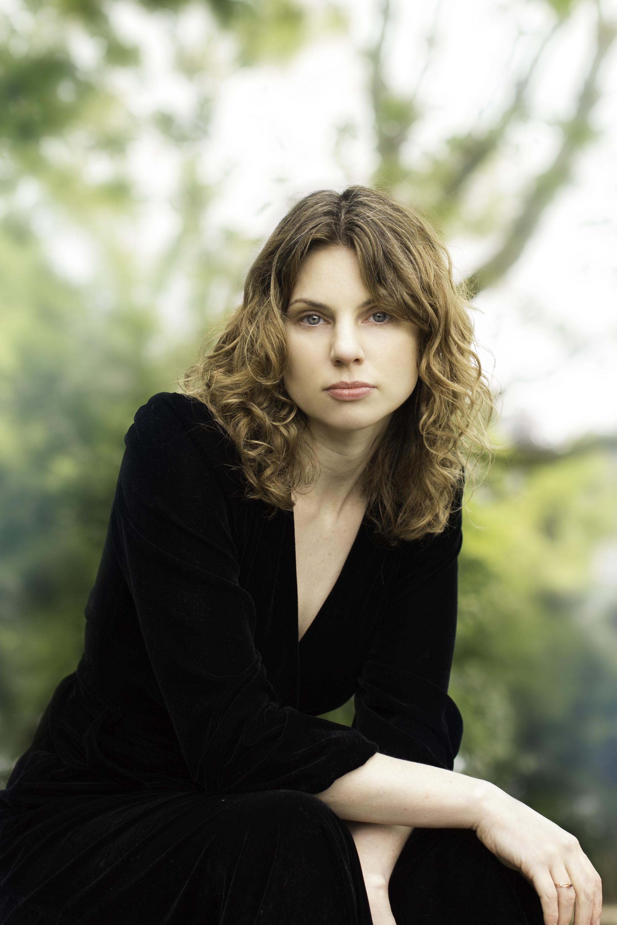 actor Annabel Bates large photo