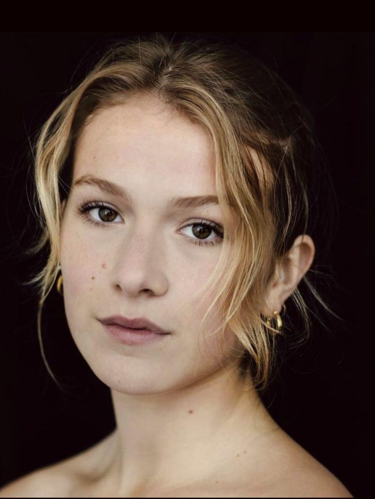 actor Isabela Ferrer large photo