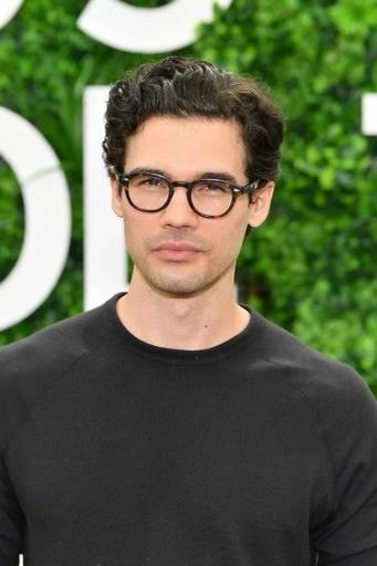 actor Steven Strait large photo