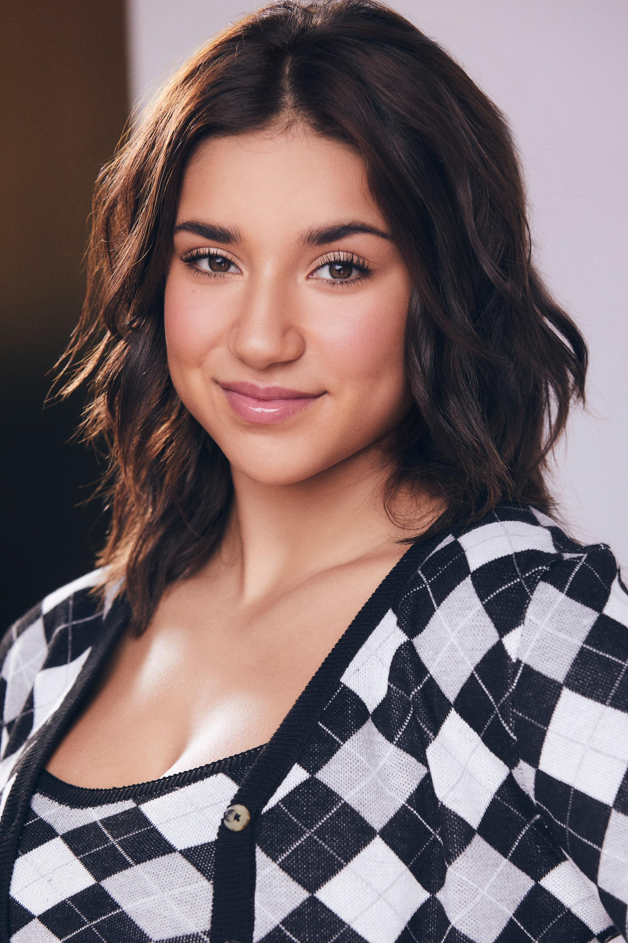 actor Izabellah Diez large photo