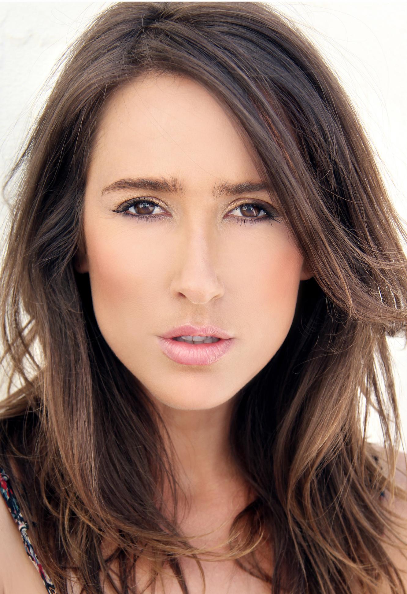 actor Kimberley Hews large photo