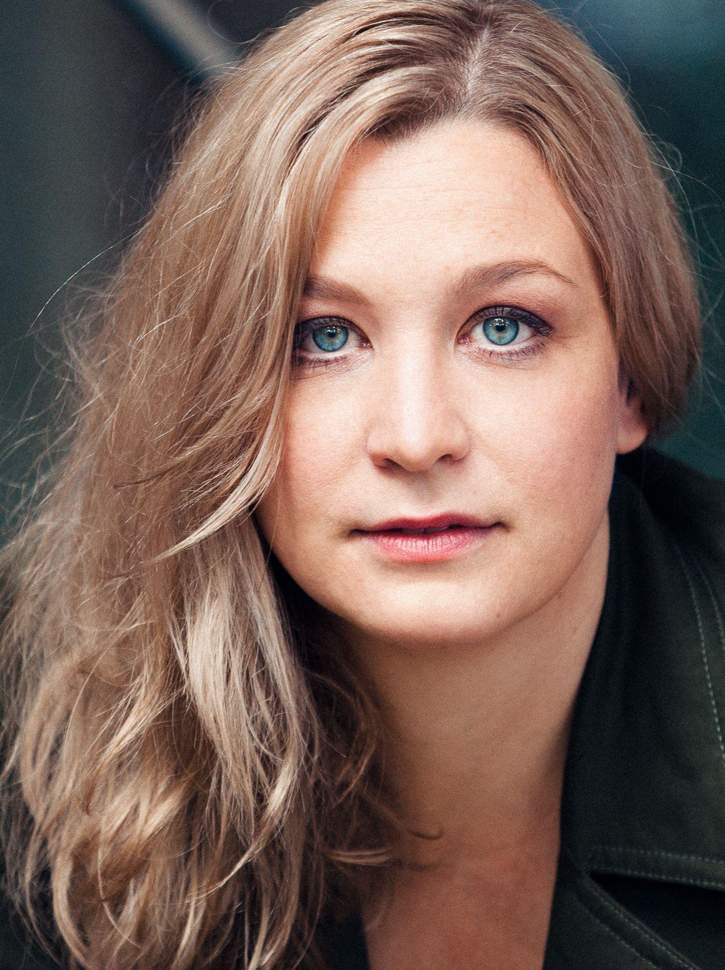 actor Anna König large photo