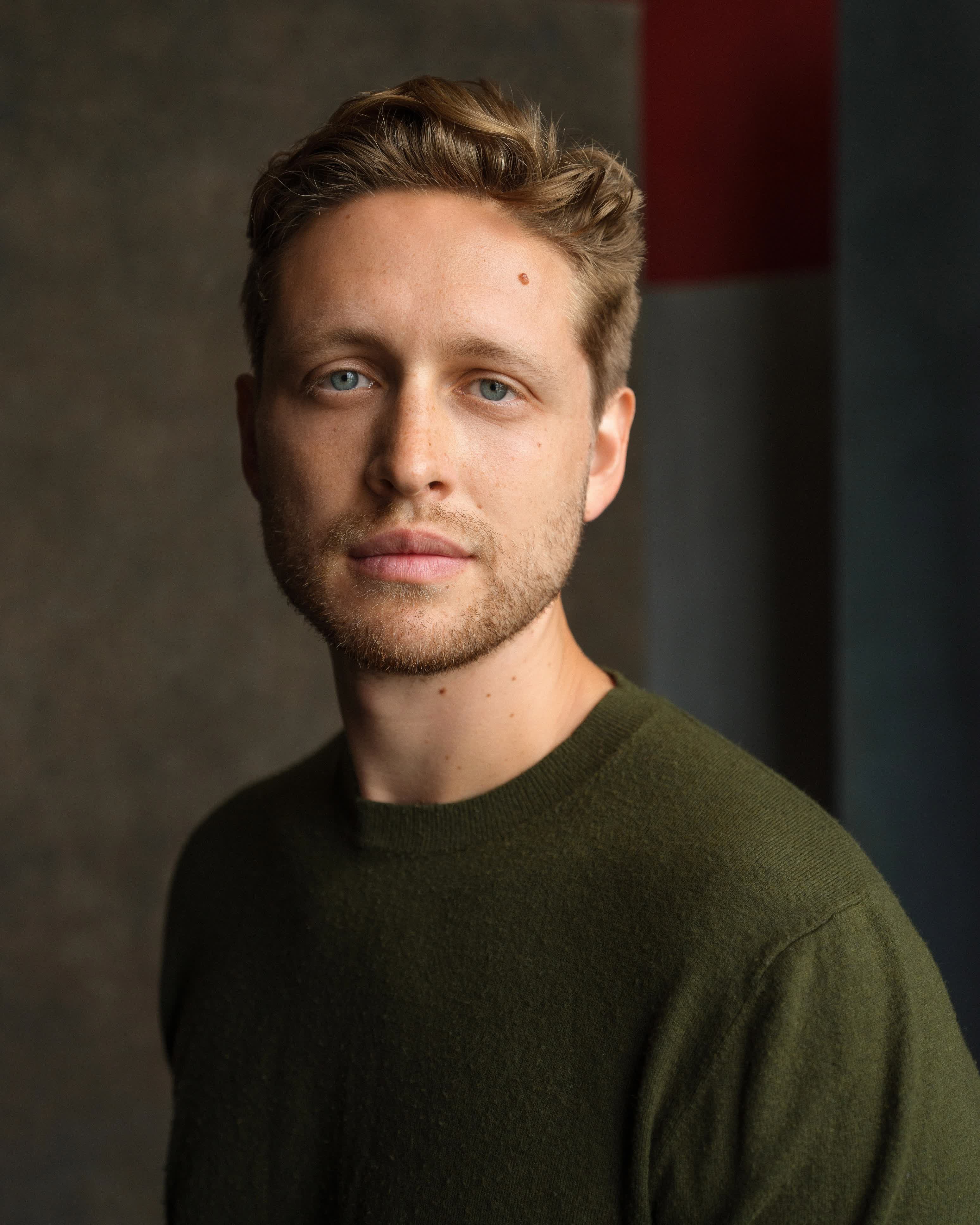 actor Pip Barclay large photo