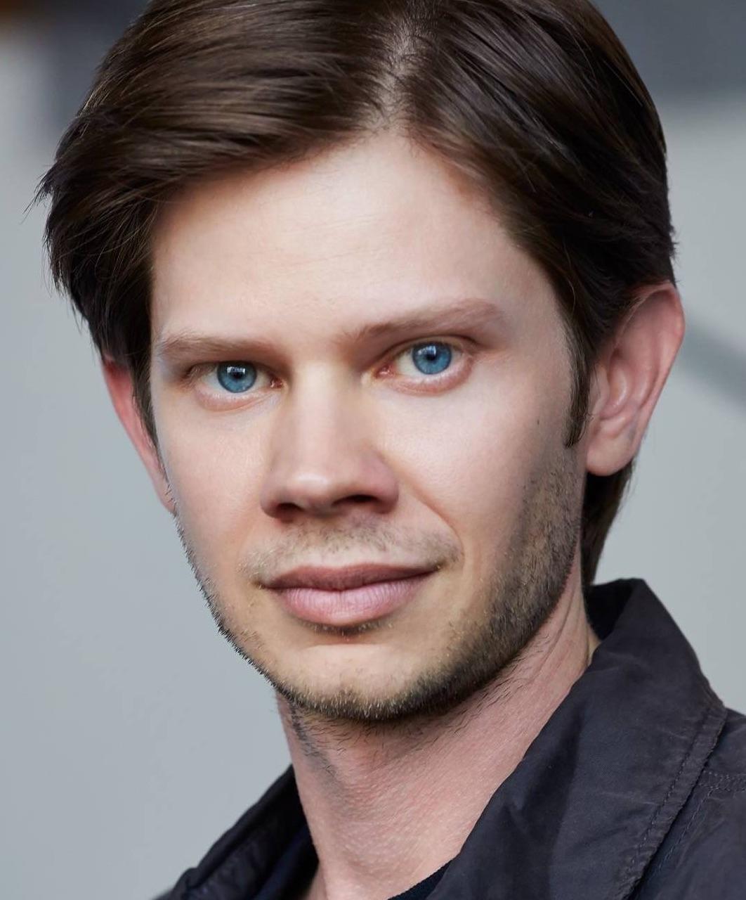 actor Lee Norris large photo