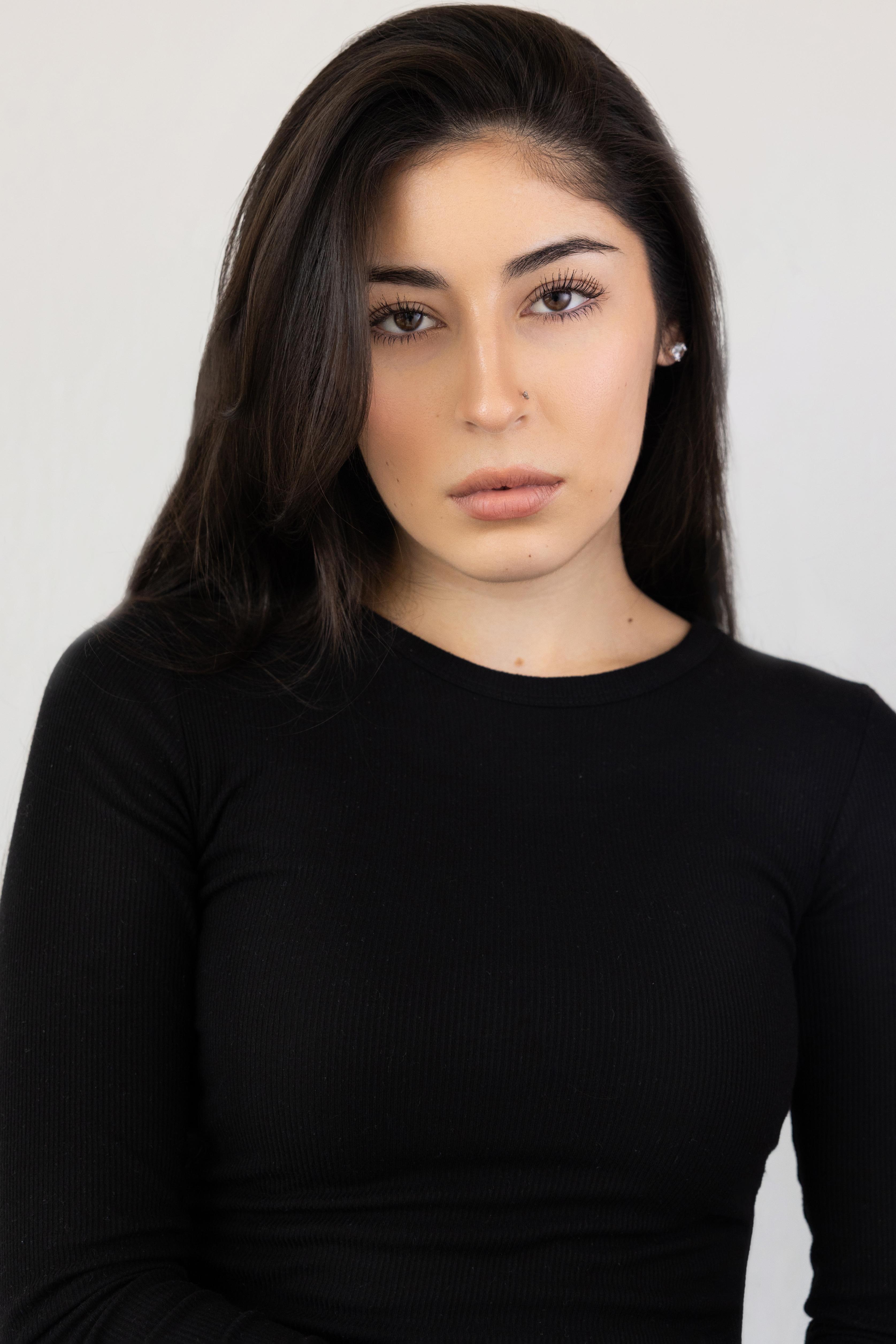 actor Kayla Mendoza large photo