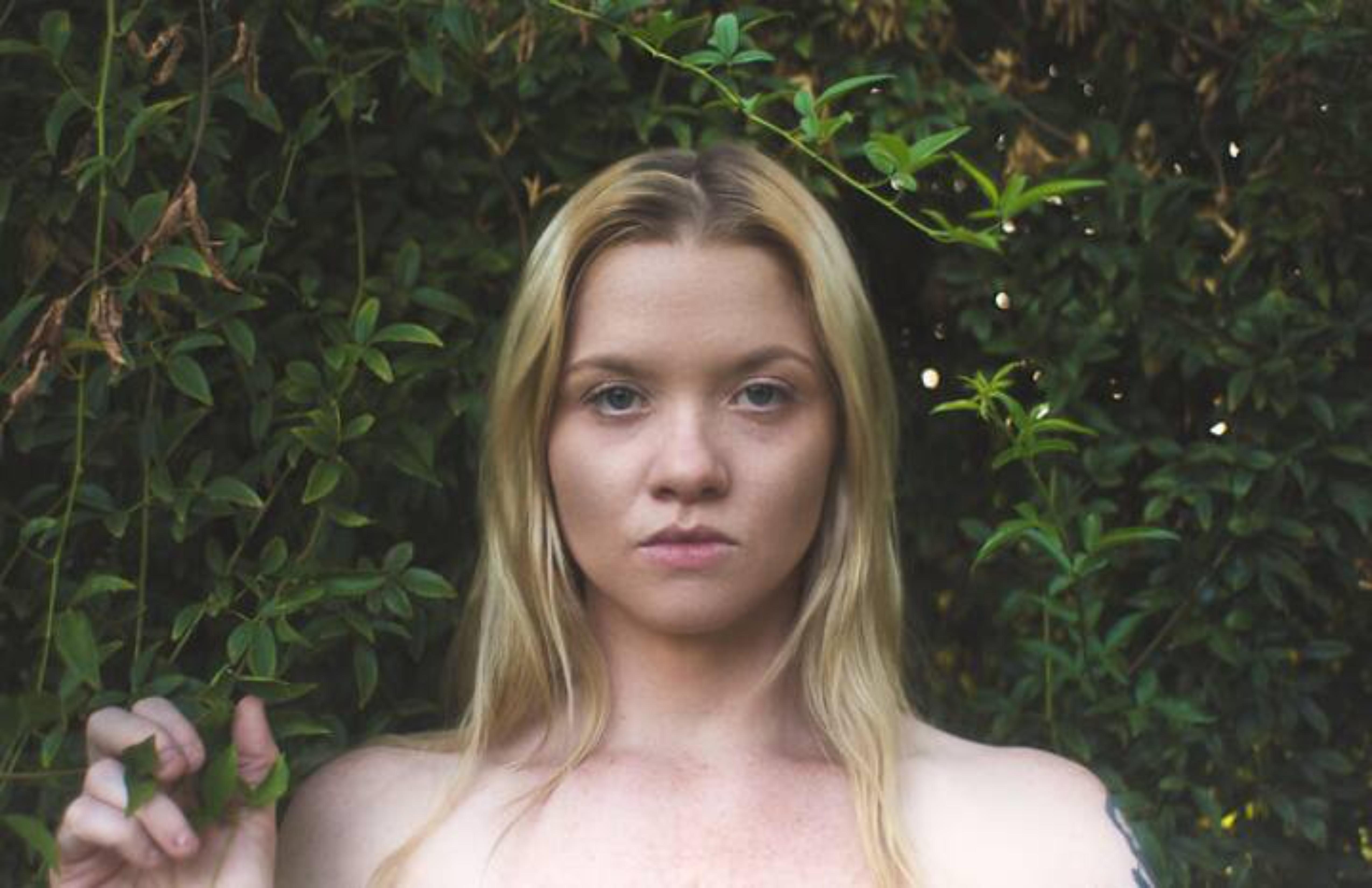 actor Sarah Schultz large photo