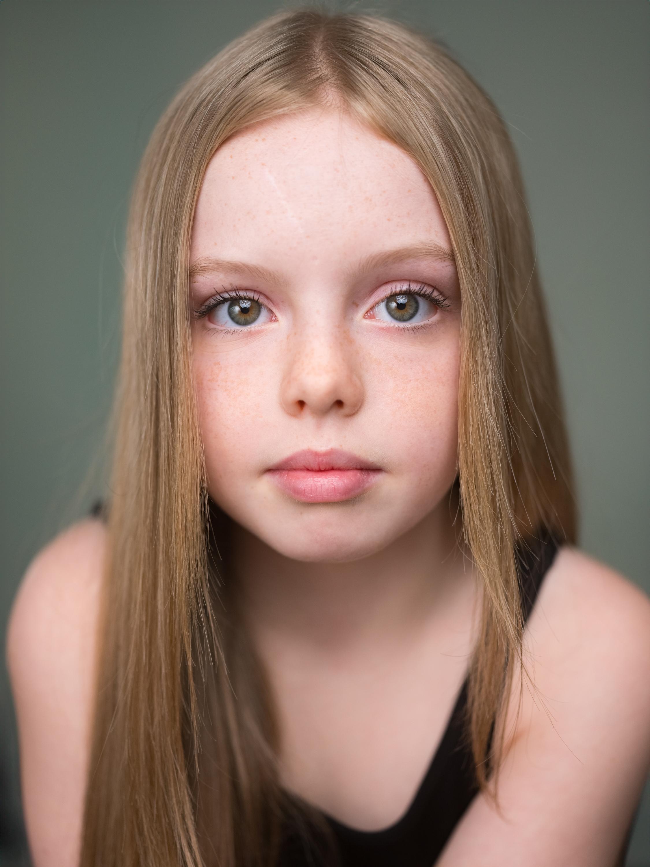 actor Emily Dargan large photo