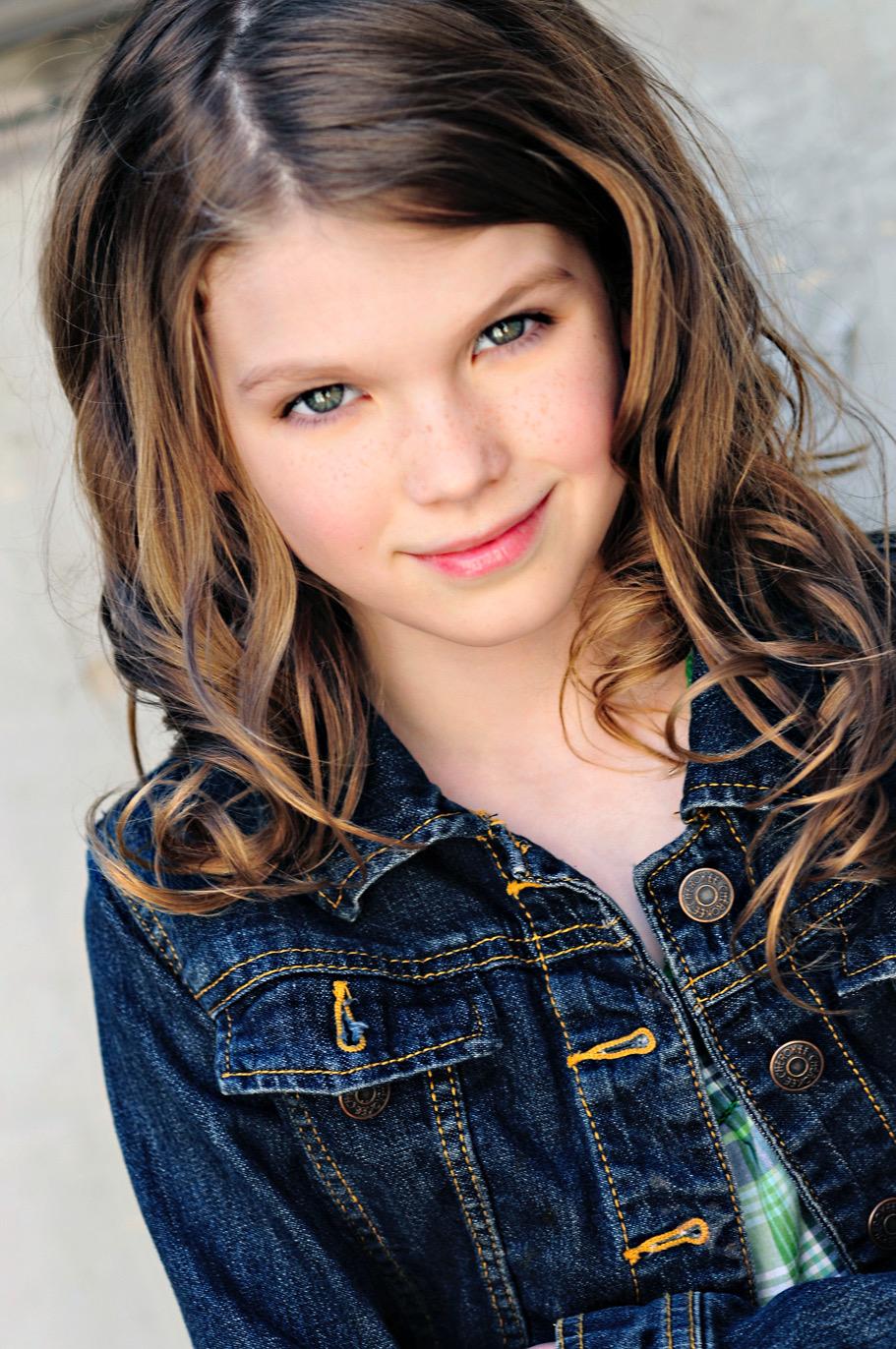 actor Chloe Blotter large photo