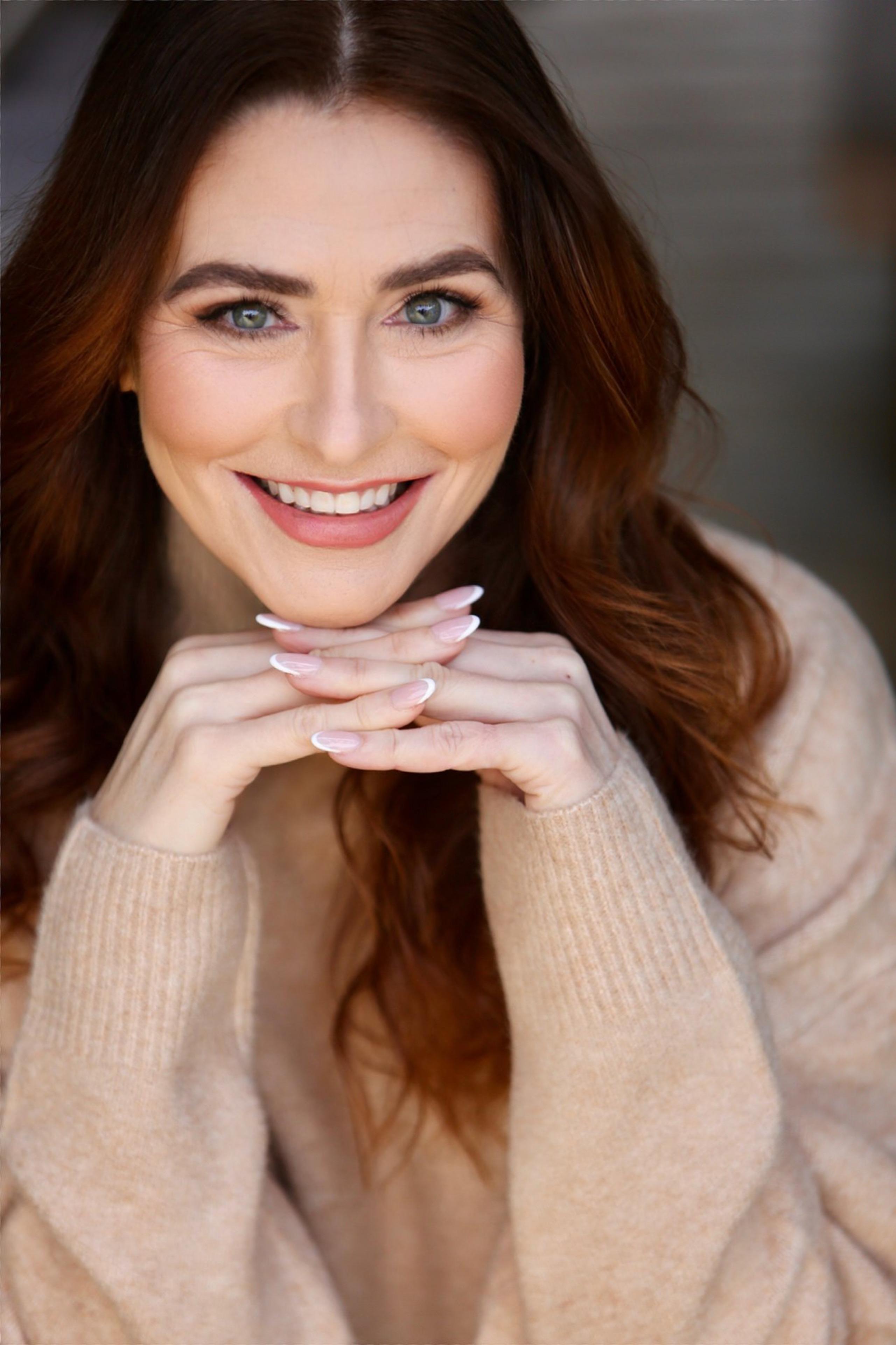 actor Julia Westcott-Hutton large photo