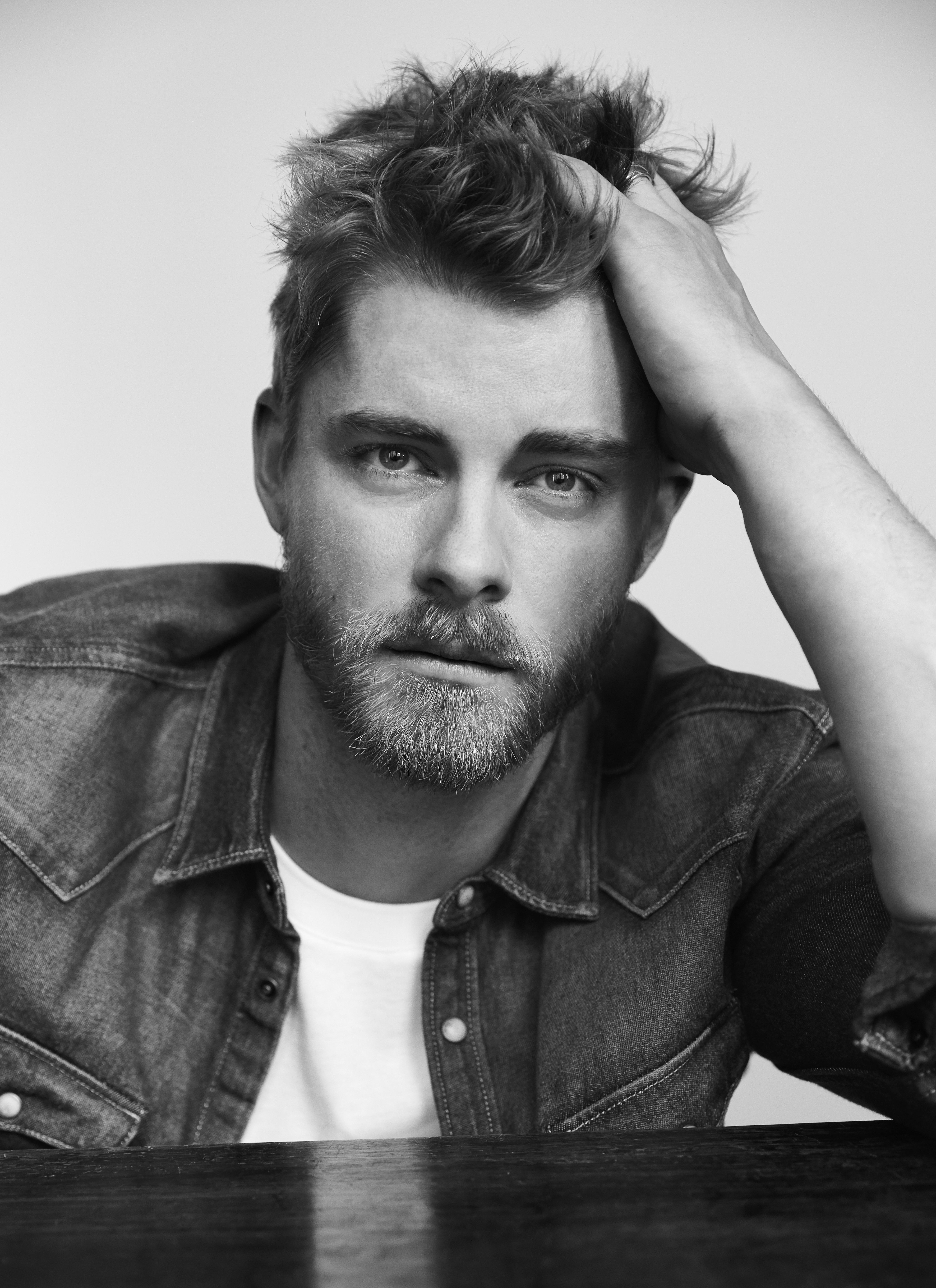 actor Luke Mitchell large photo