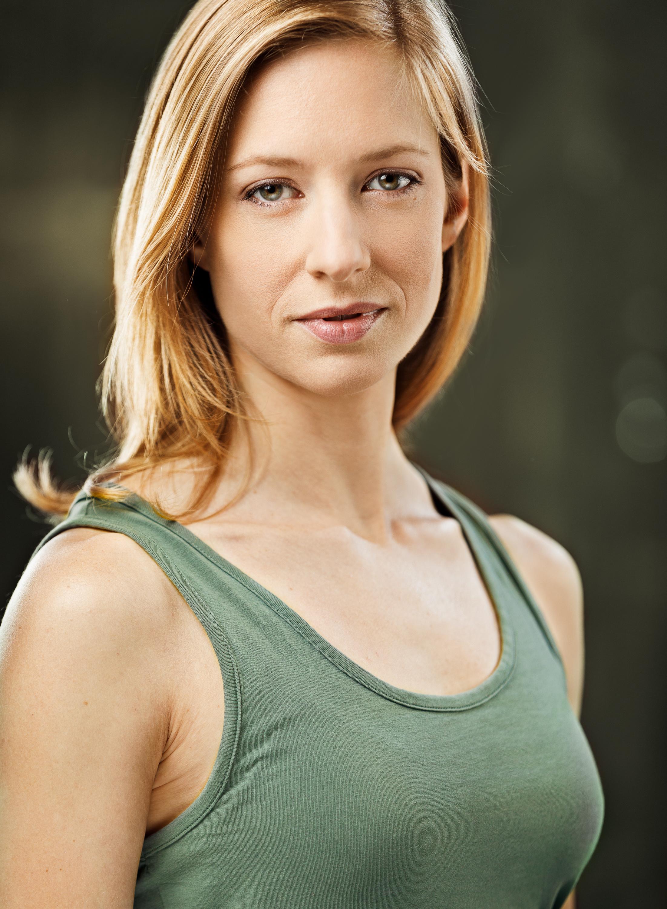 actor Holly Renaut large photo