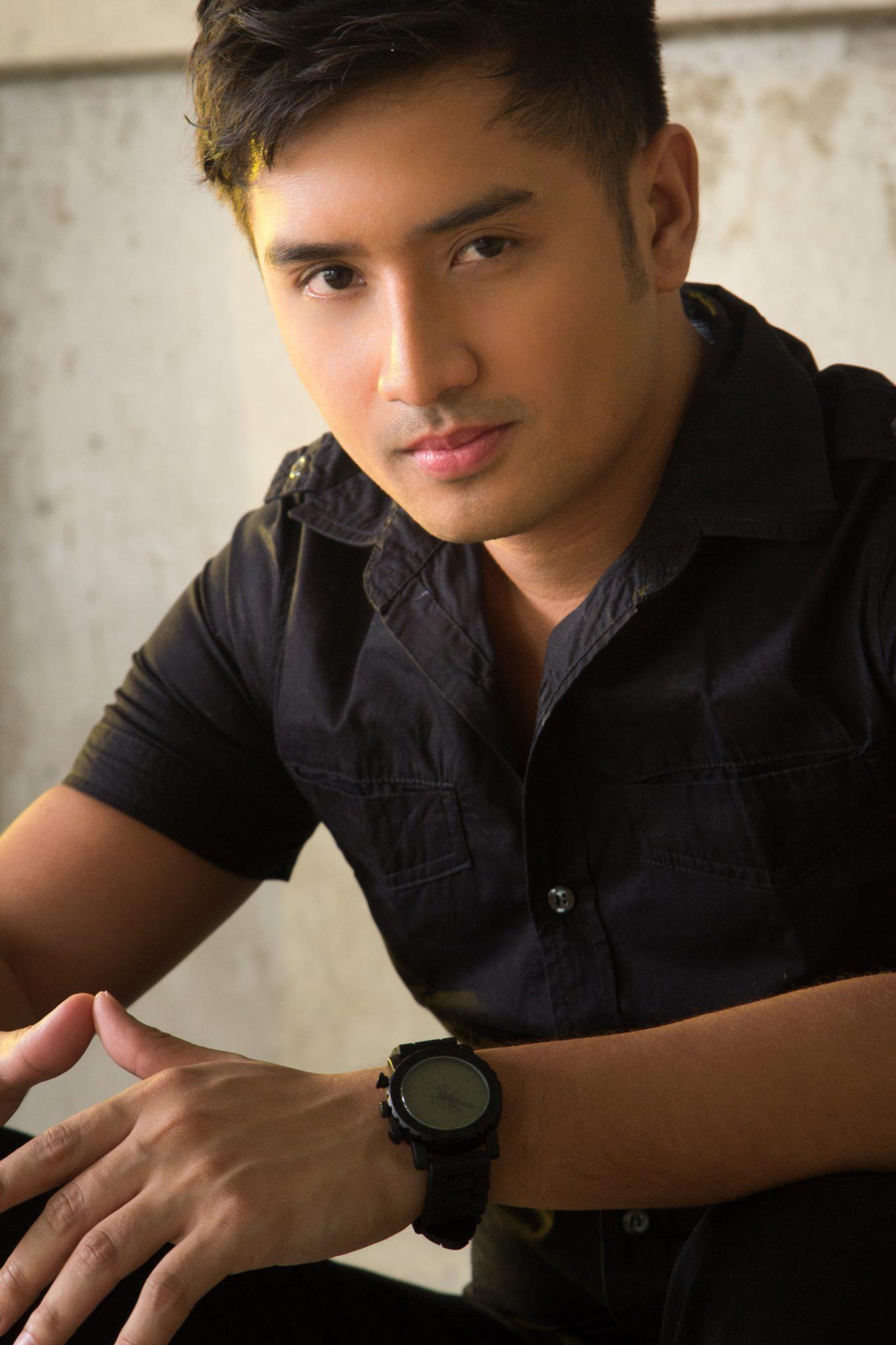 actor Aaron Rivera large photo