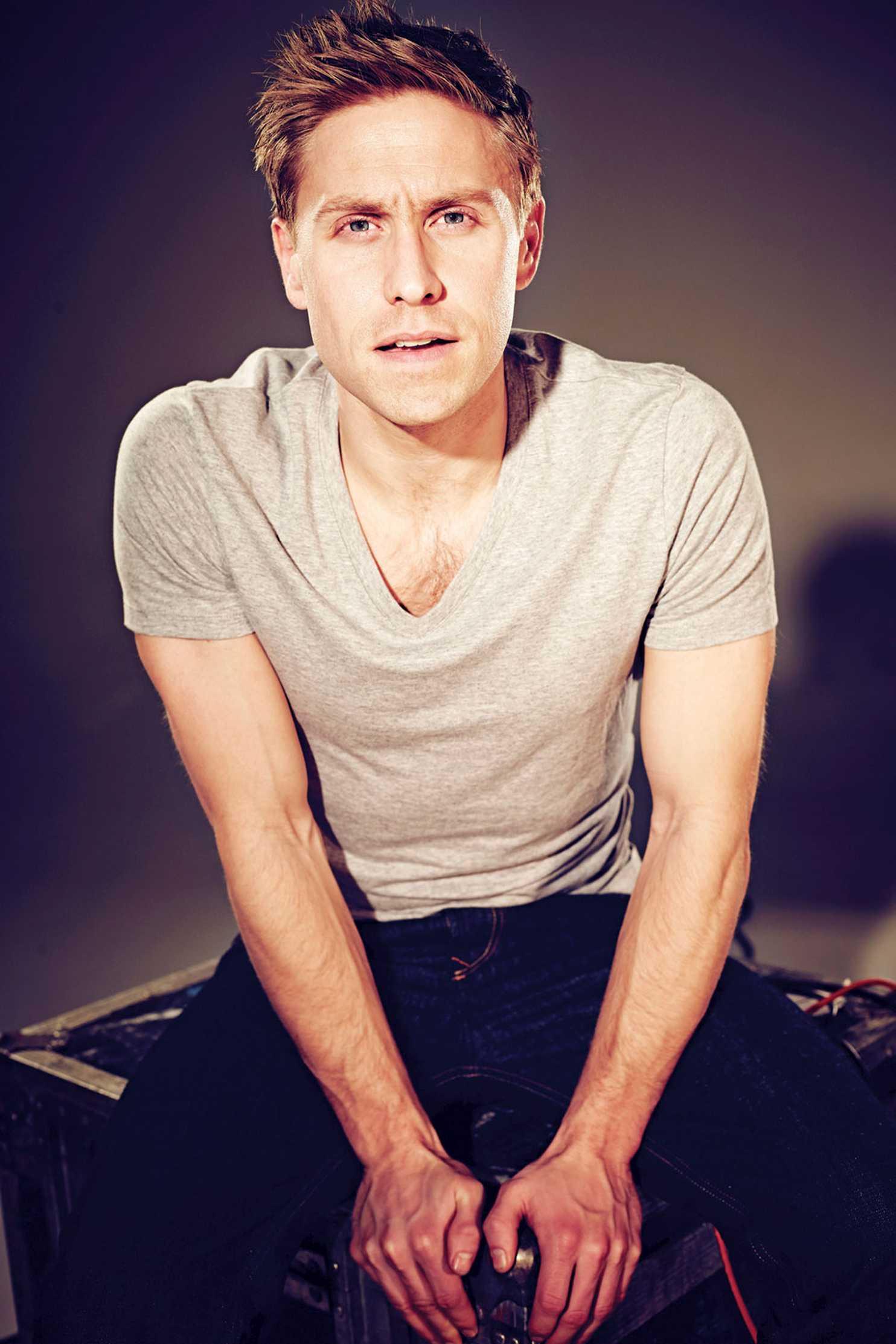 actor Russell Howard large photo