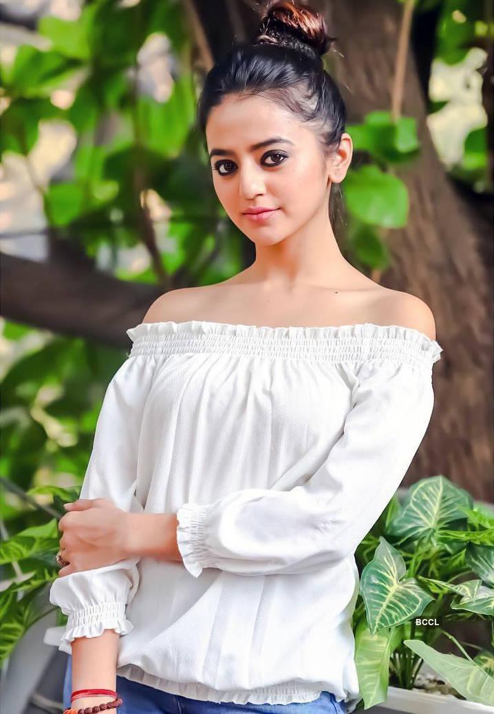 actor Helly Shah large photo
