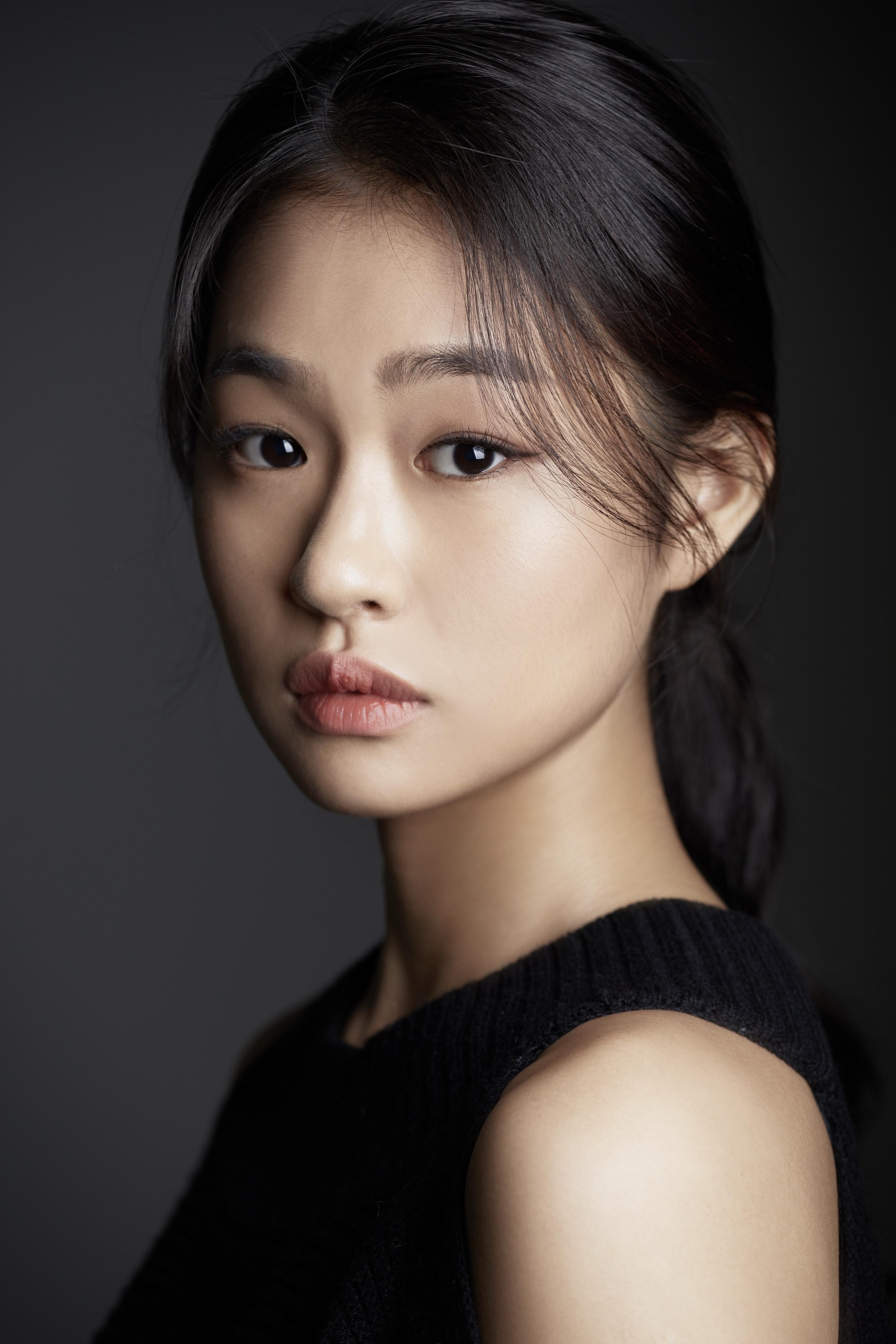 actor Erin Yoo large photo