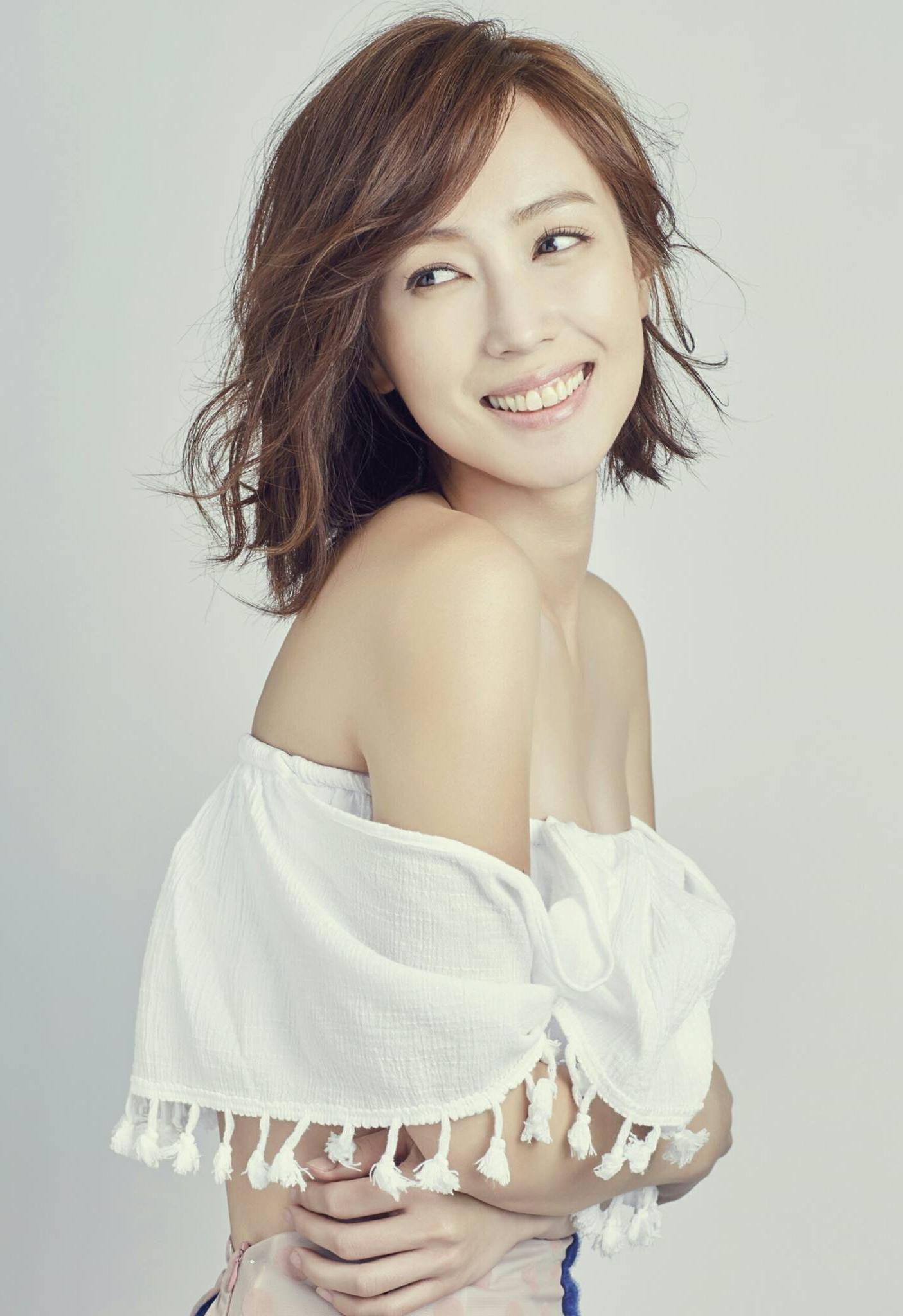 actor Esther Huang large photo