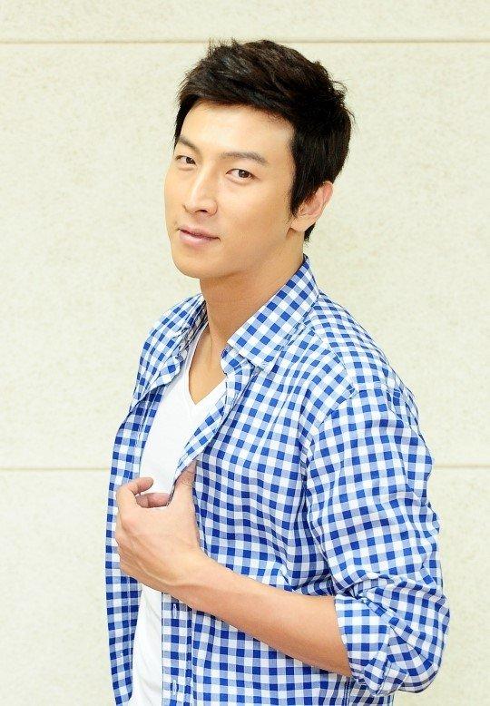 actor Keon-hyeong Park large photo