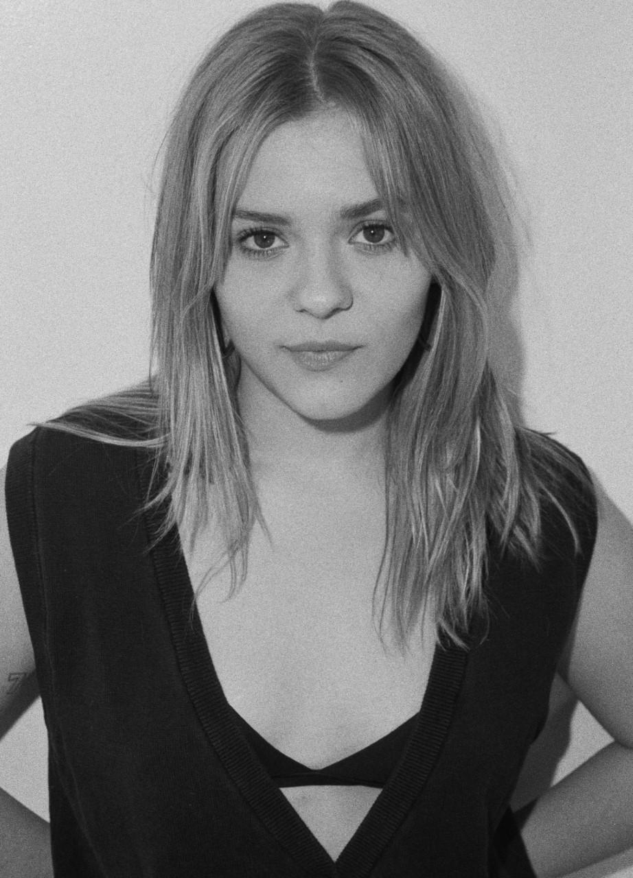 actor Maisy Stella large photo