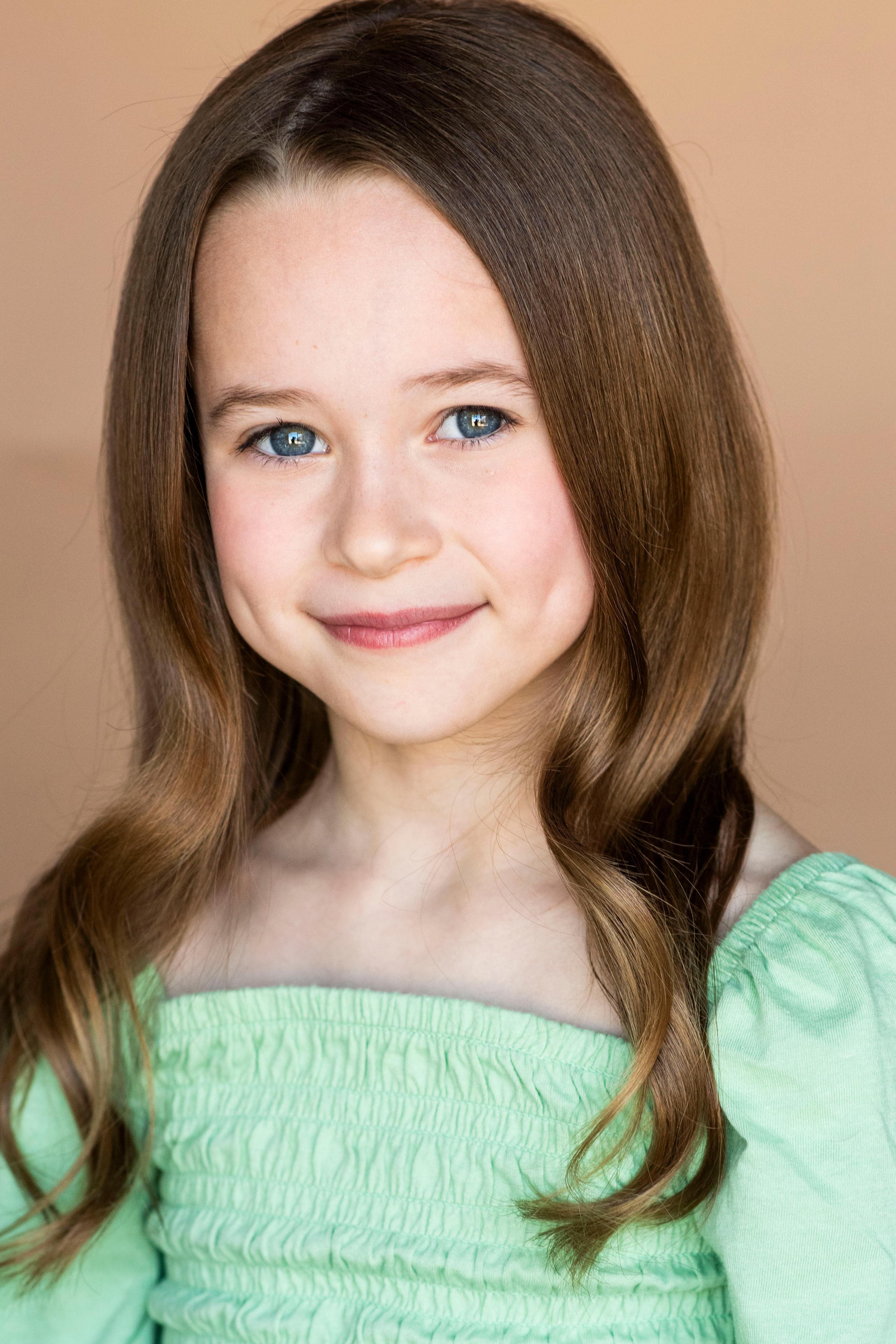 actor Isla Verot large photo