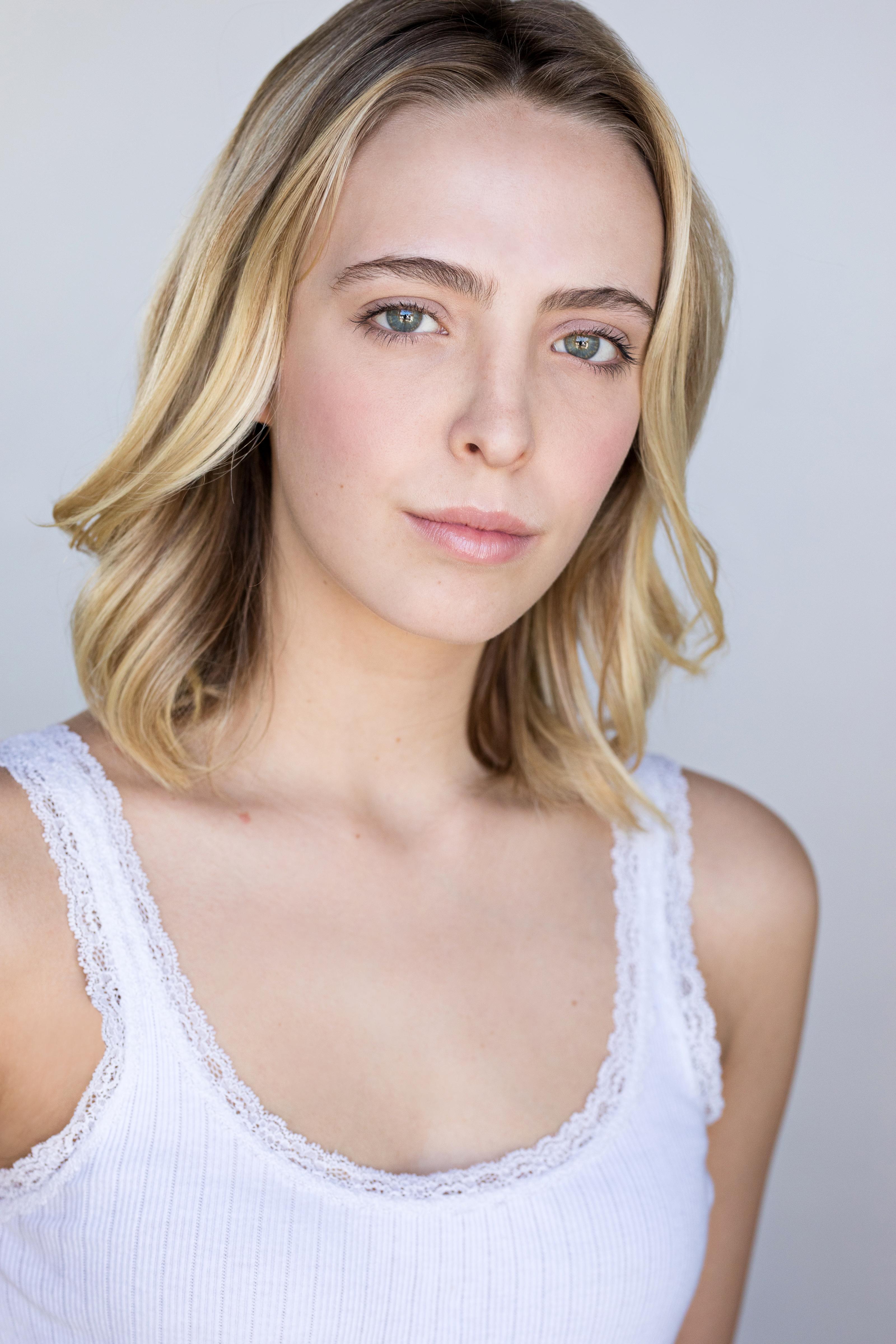 actor Madeline McInnis large photo