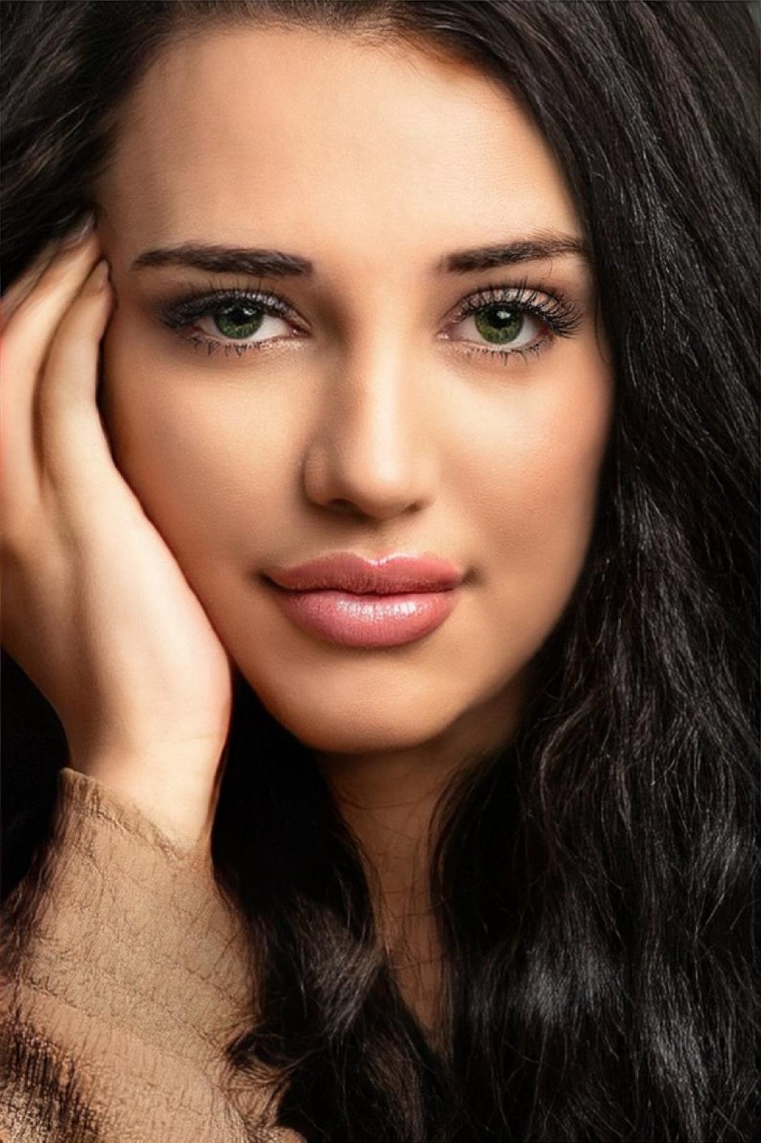 actor Monique Bartnik large photo