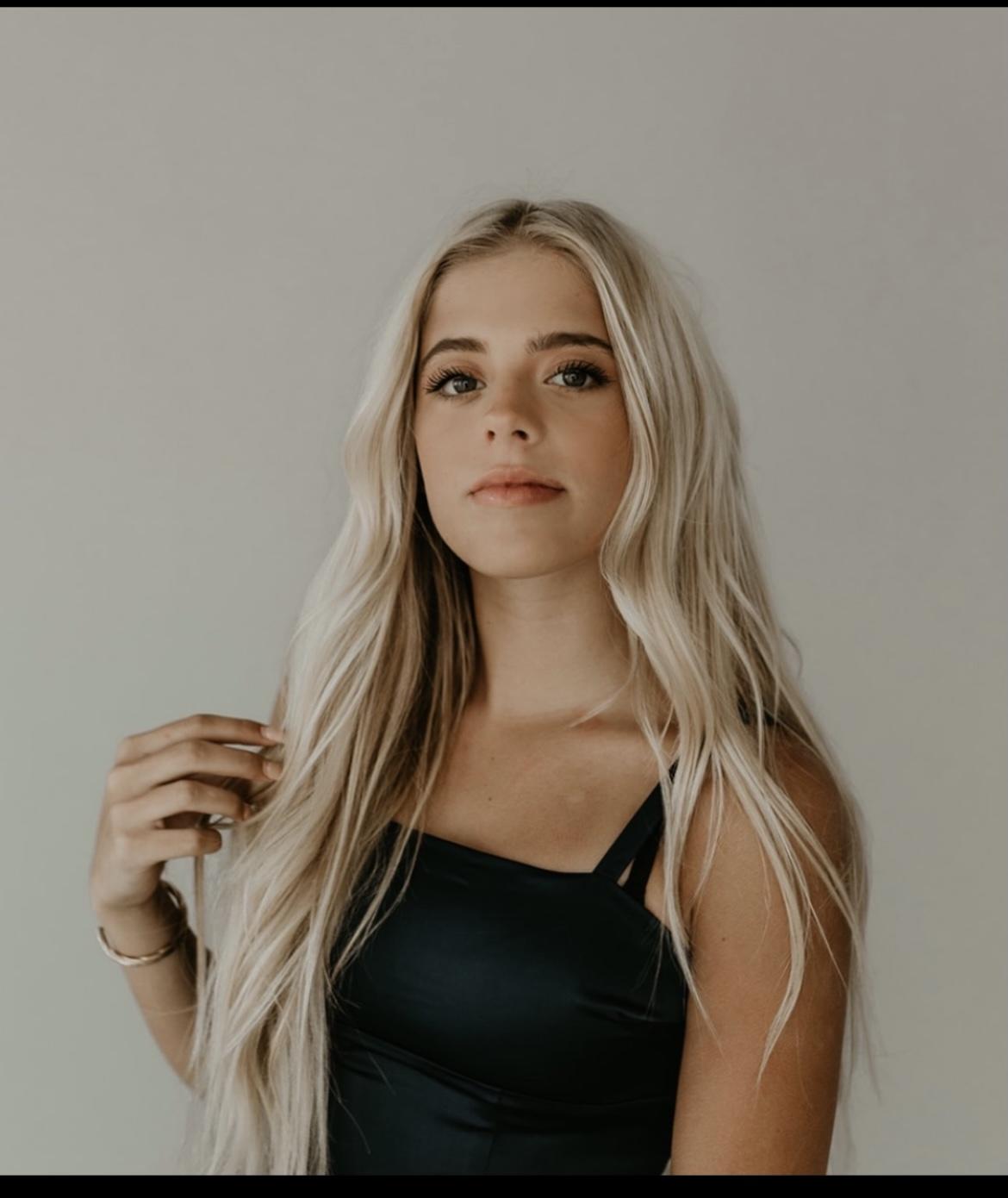 actor Ashley Michelle Brenner large photo