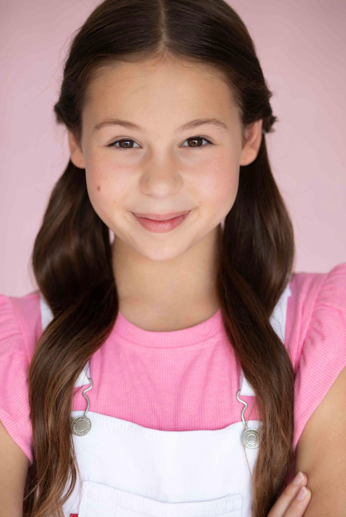 actor Emily Jewel Hoder large photo