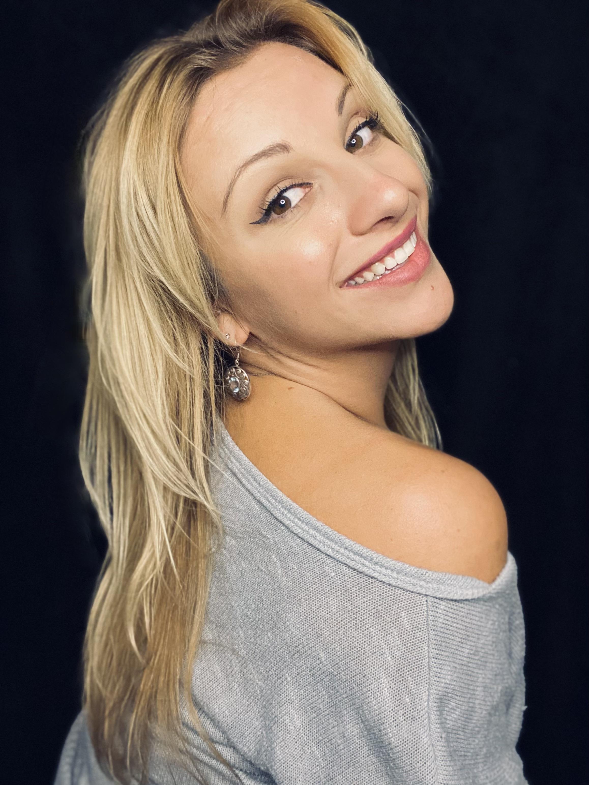 actor Alana Phillips large photo