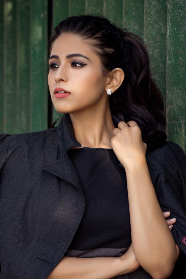 actor Neha Vaishnav large photo