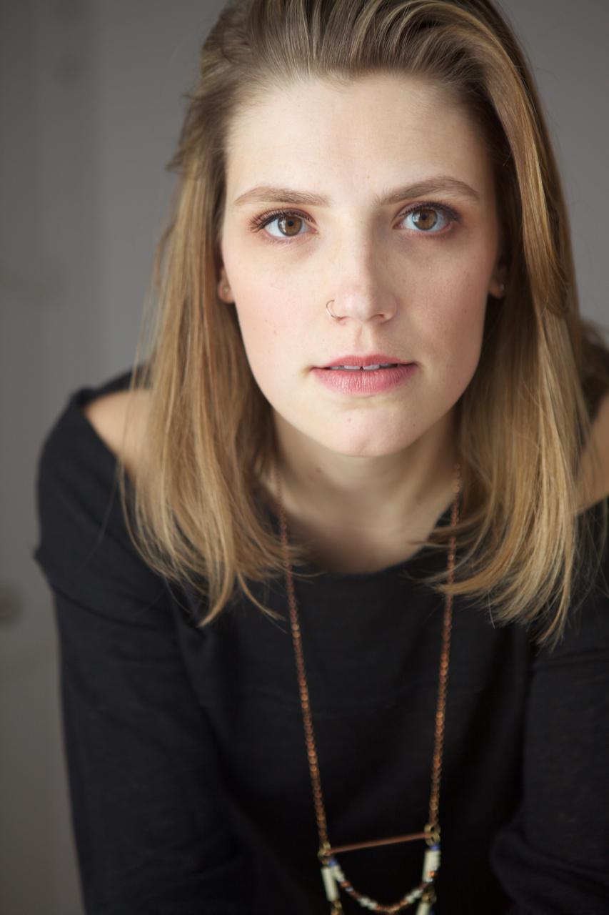 actor Julia Coulter large photo