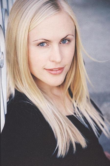 actor Annie McElwain large photo