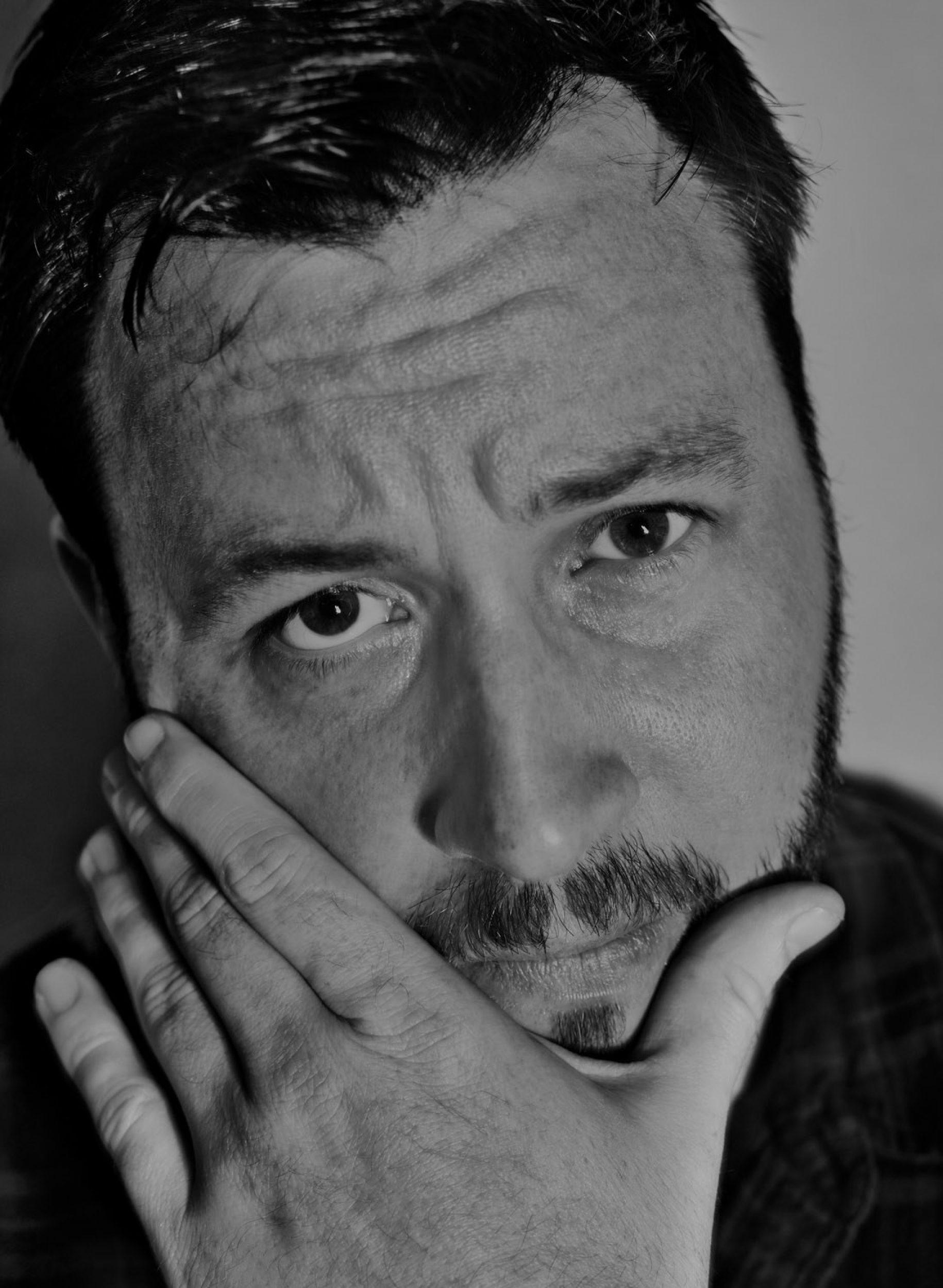 actor Simon Riordan large photo