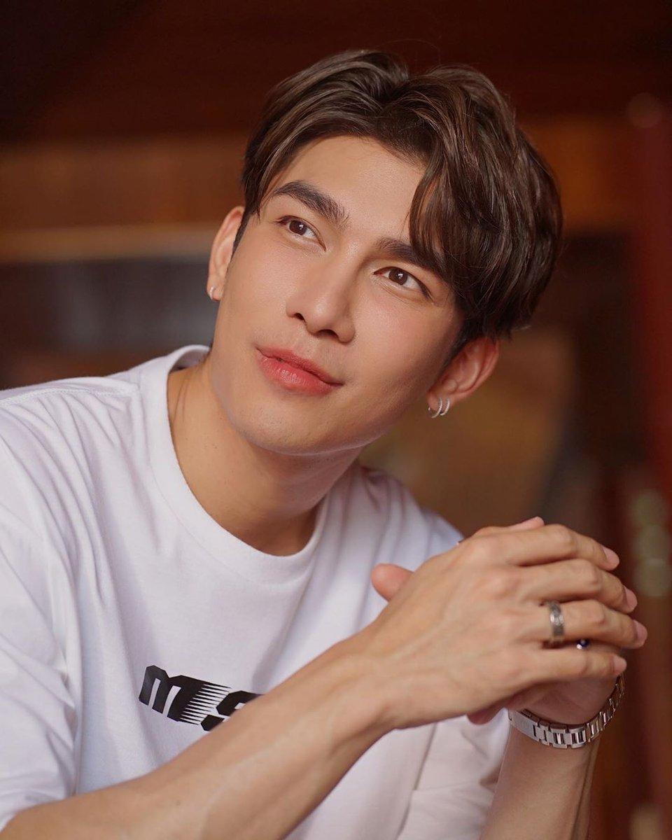actor Mew Suppasit Jongcheveevat large photo