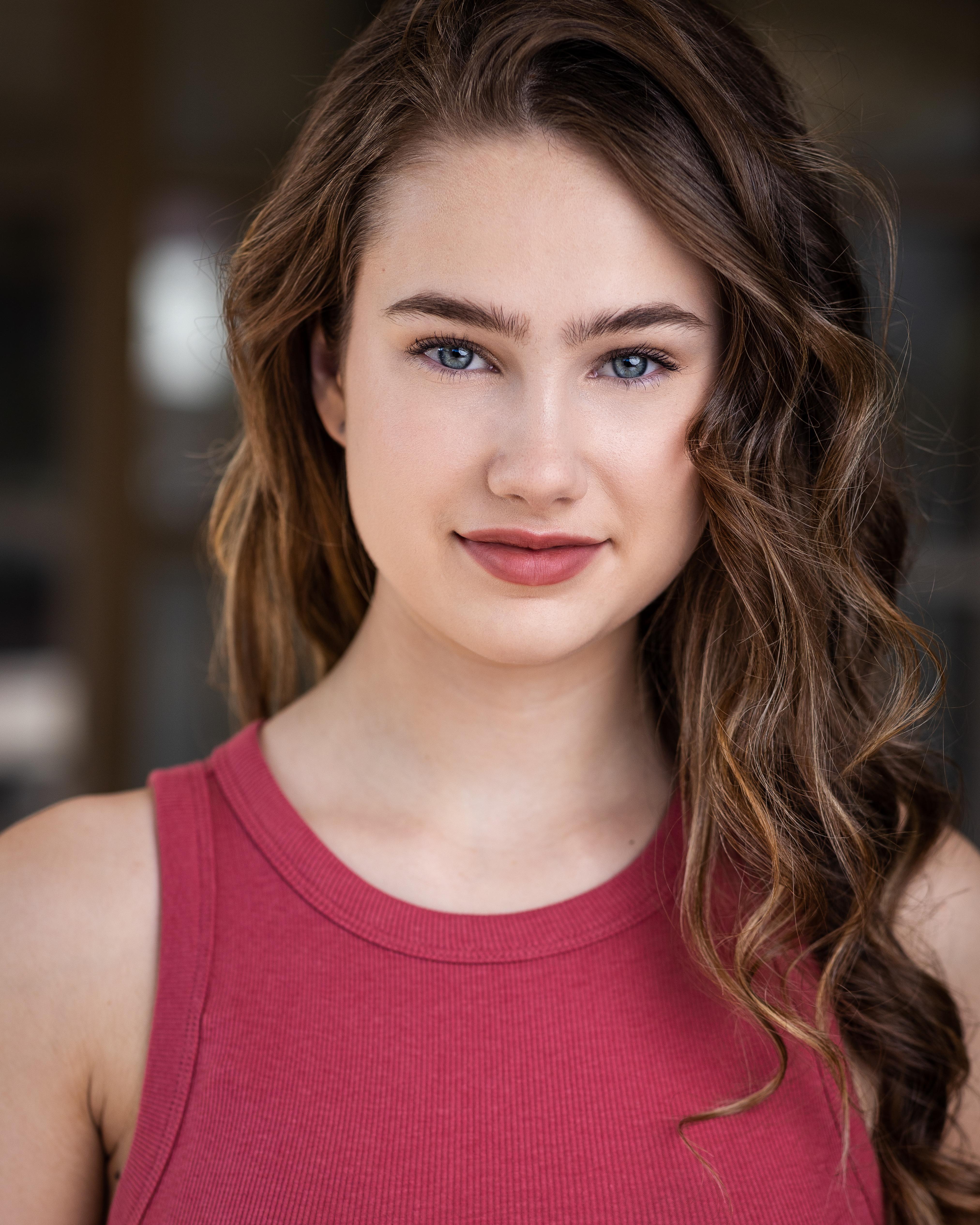 actor Emma Claire Dykes large photo