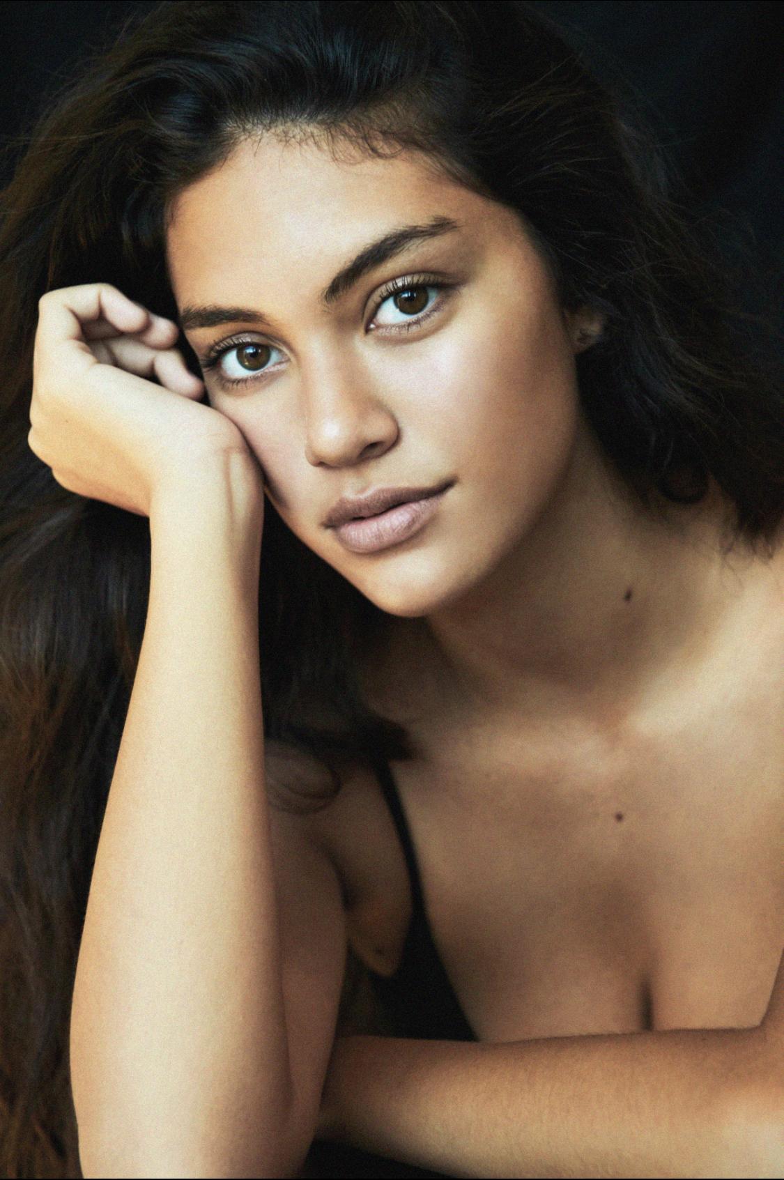 actor Kylie Moore large photo