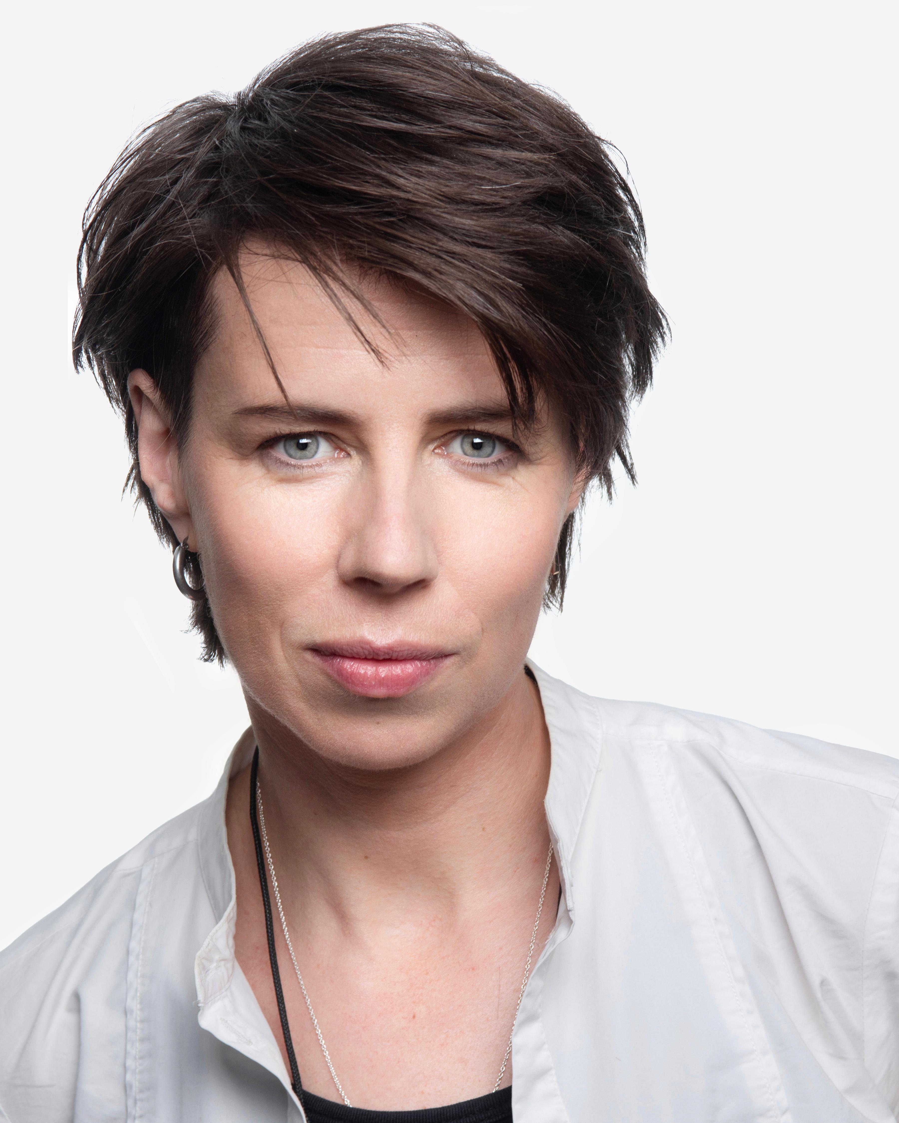 actor Sarah Kinlen large photo