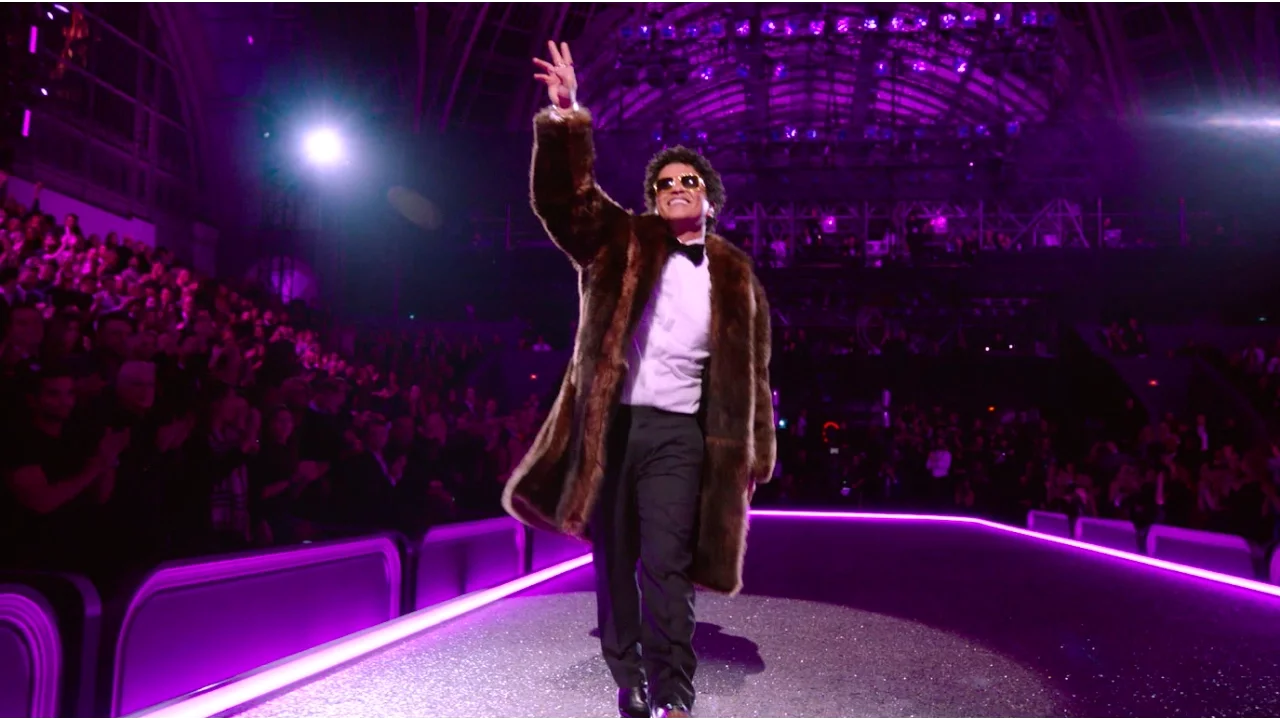 Bruno Mars - Chunky (from the Victoria’s Secret 2016 Fashion Show) (Official Live Performance) background