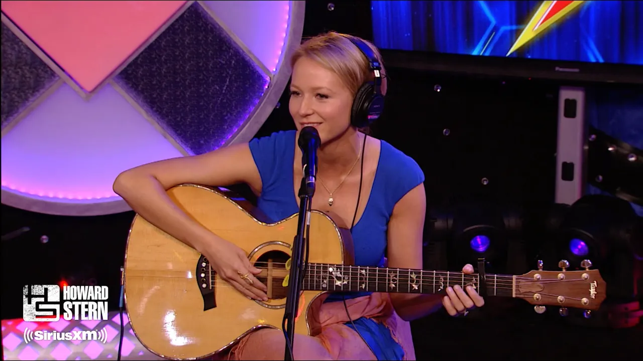 Jewel Covers “The Needle and the Damage Done“ on the Howard Stern Show (2010)