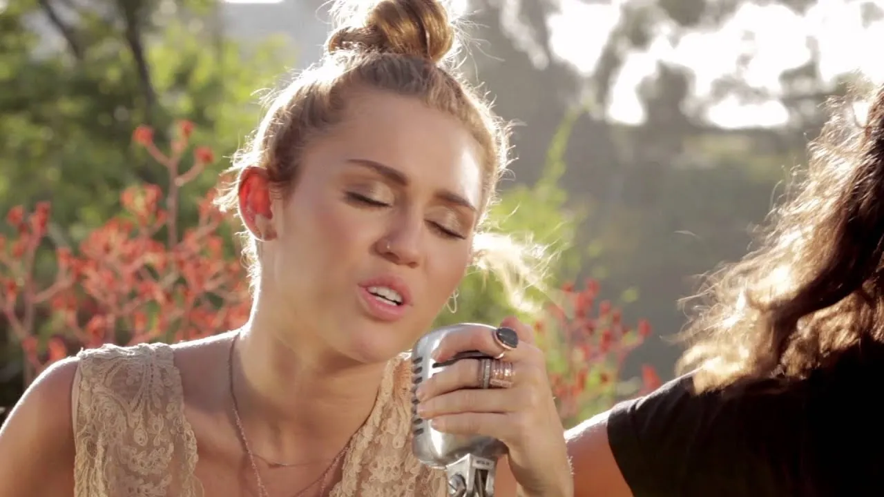 Miley Cyrus - The Backyard Sessions - "Look What They've Done To My Song" background