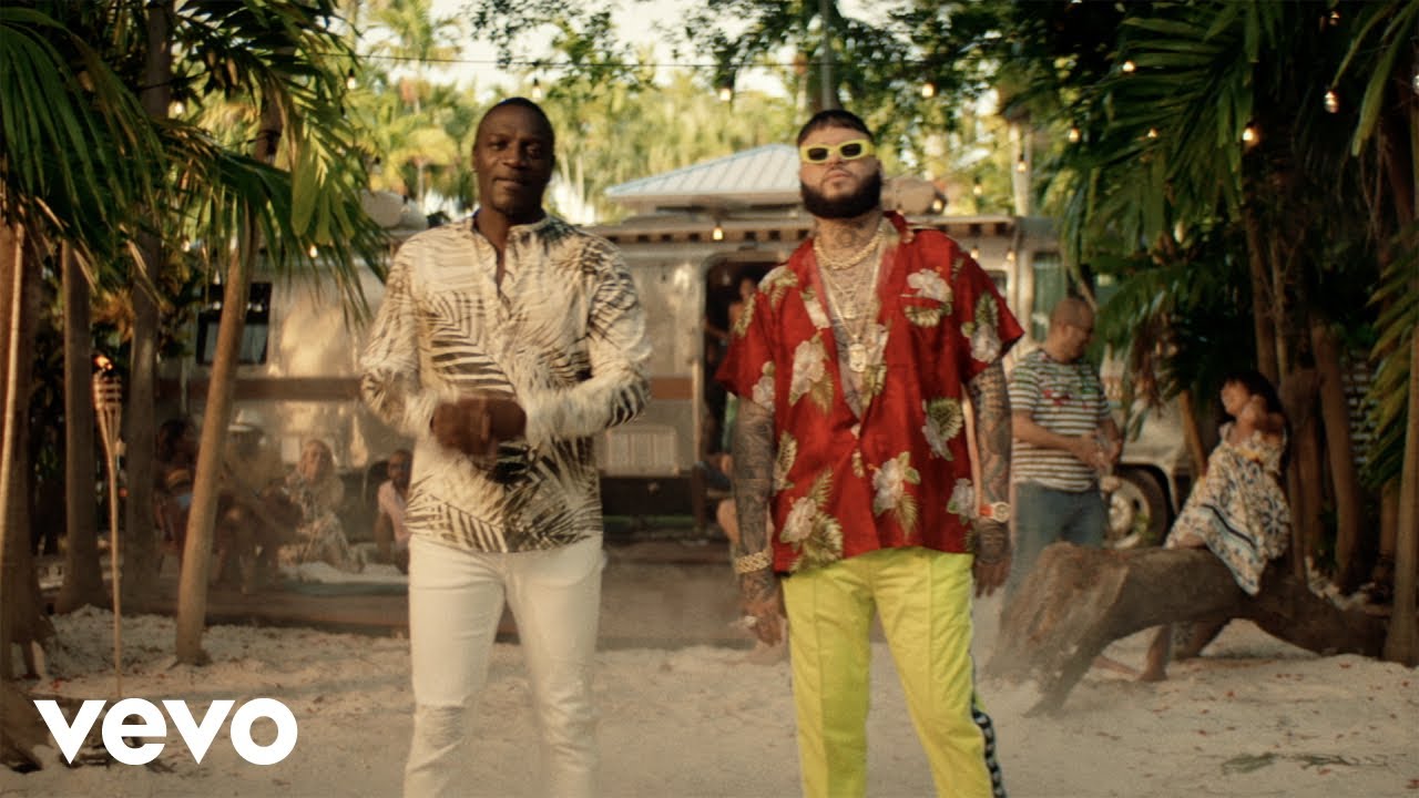 Akon - Solo Tu ft. Farruko background