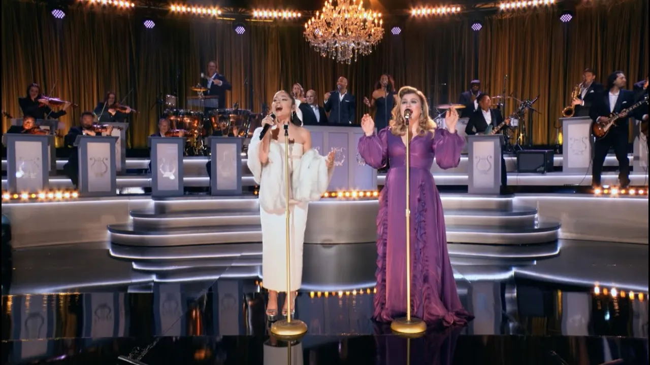 Kelly Clarkson & Ariana Grande - Santa, Can't You Hear Me (from When Christmas Comes Around on NBC) background