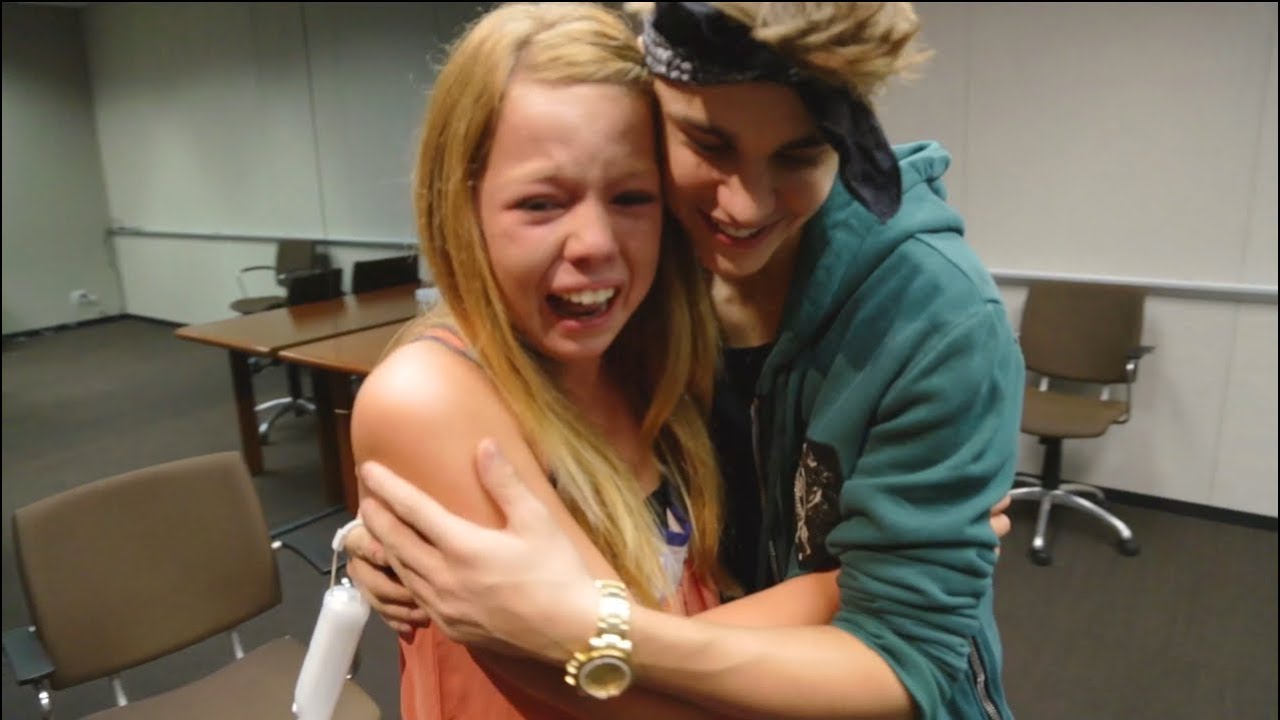 Justin Bieber Surprises Lucky Fans! | Just Dance 4 background